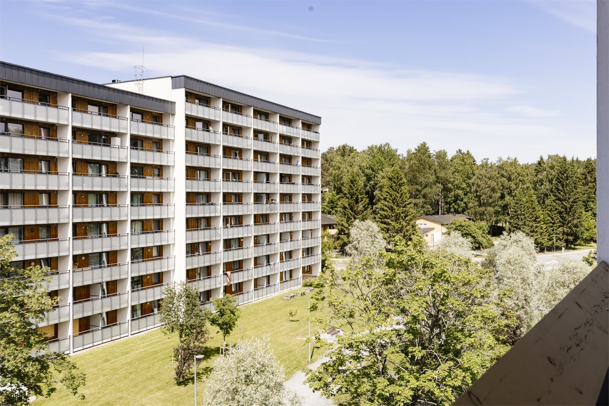 Fra leiligheten er det utsikt over grønne, rolige fellesarealer.