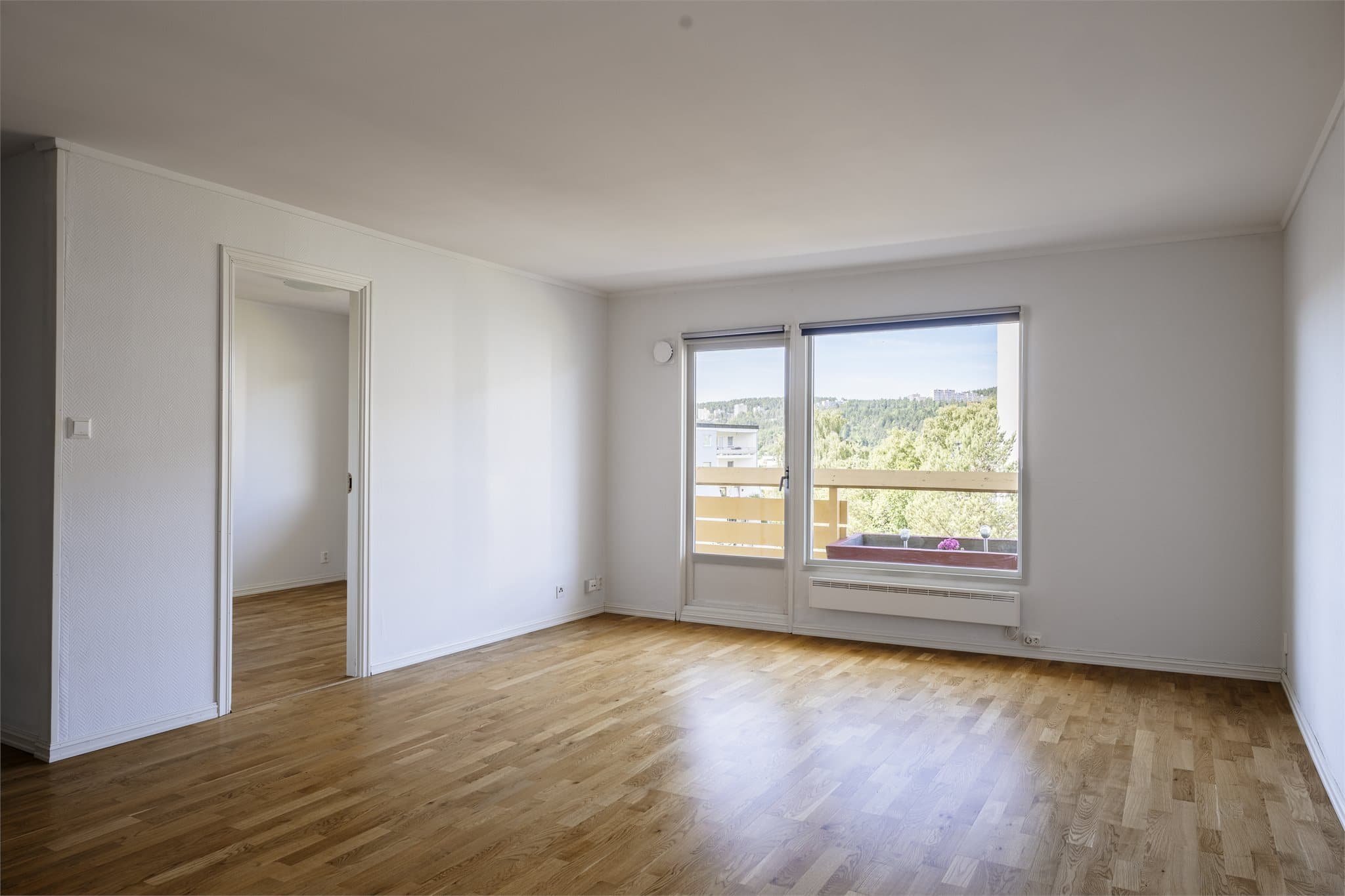Her er det god plass til både sofagruppe og spisebord, med fleksible møbleringsmuligheter som gjør det enkelt å skape et hjem tilpasset egne behov. Takhøyden på ca. 2,40 meter.