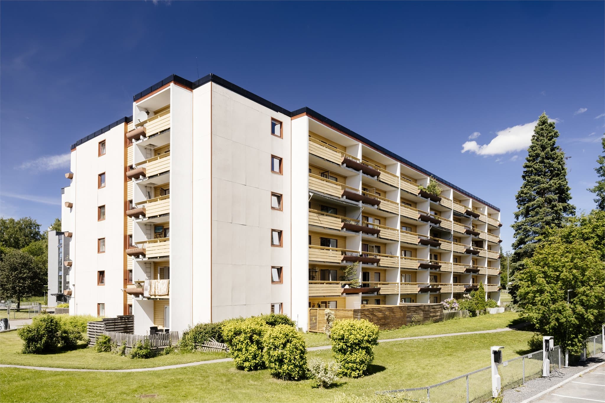 Området byr på unike rekreasjonsmuligheter. En kort spasertur tar deg til Stovnertårnet, en imponerende gangbro som gir panoramautsikt over Groruddalen og Oslofjorden.