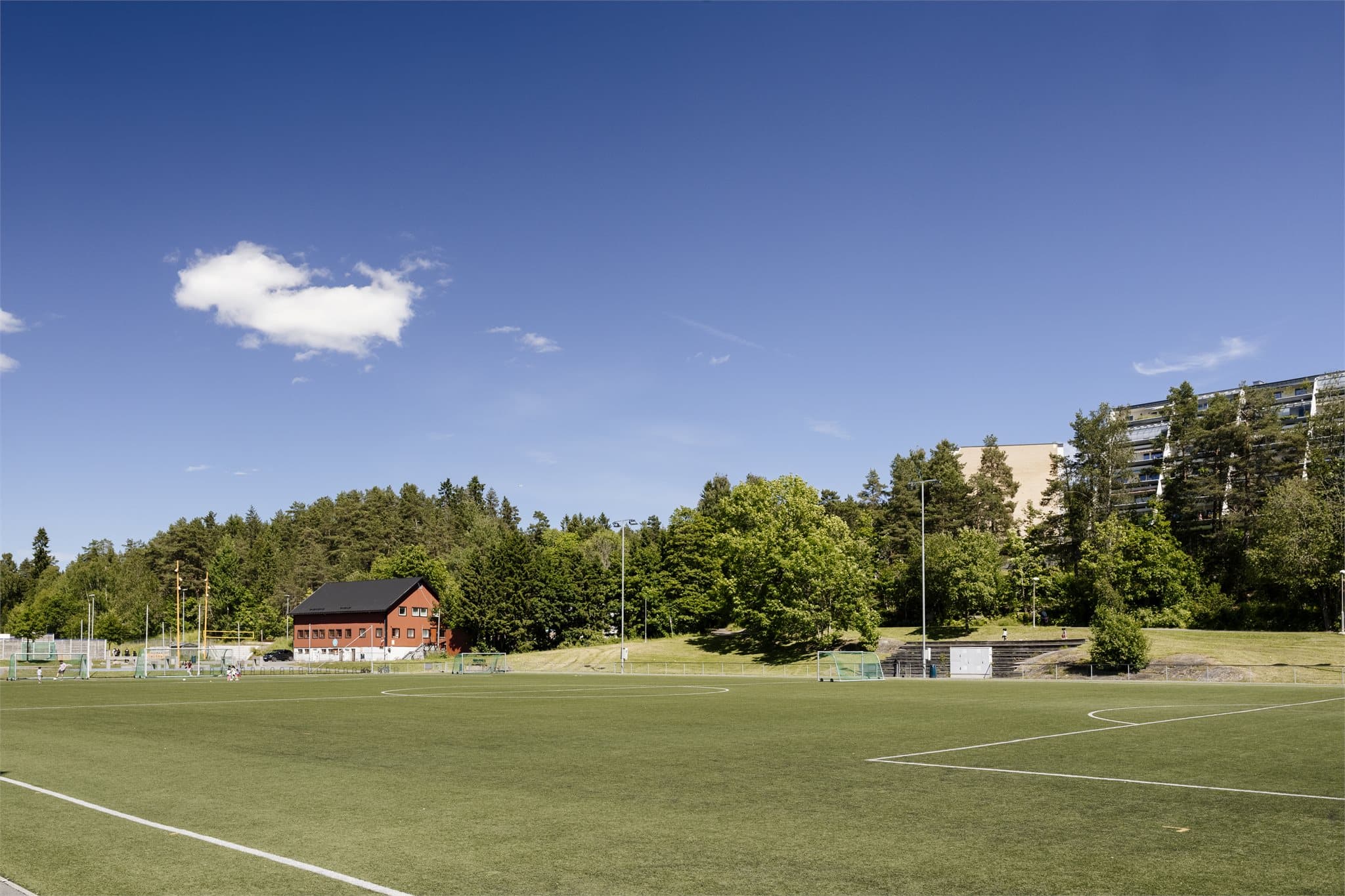 Kort vei til Stovner idrettshall og flotte idrettsanlegg for fotball.