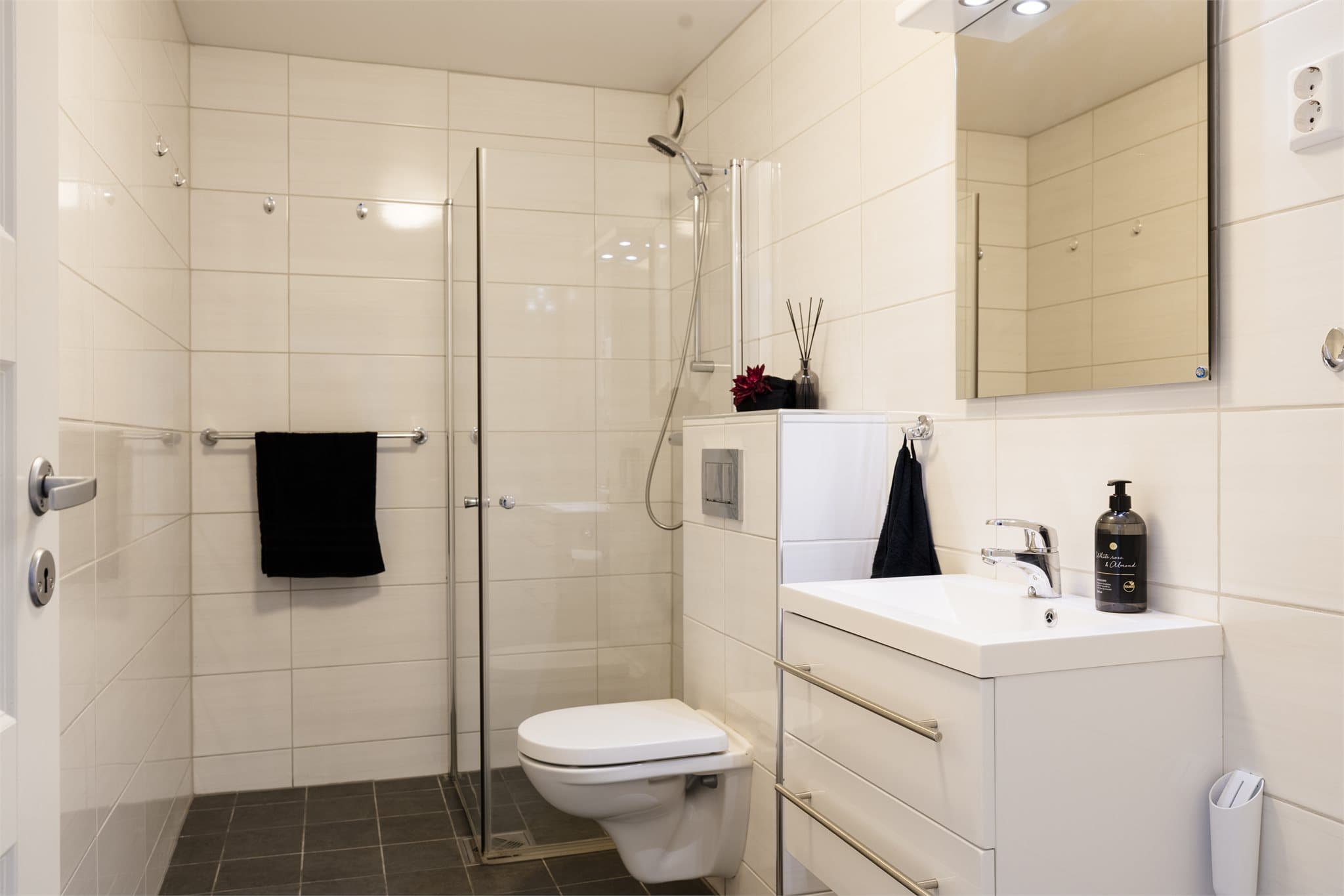 Badet ble oppusset i 2016 og fremstår med et tidløst uttrykk. Rommet er innredet med flislagte vegger og gulv med behagelige elektriske varmekabler. Det er også opplegg for vaskemaskin.