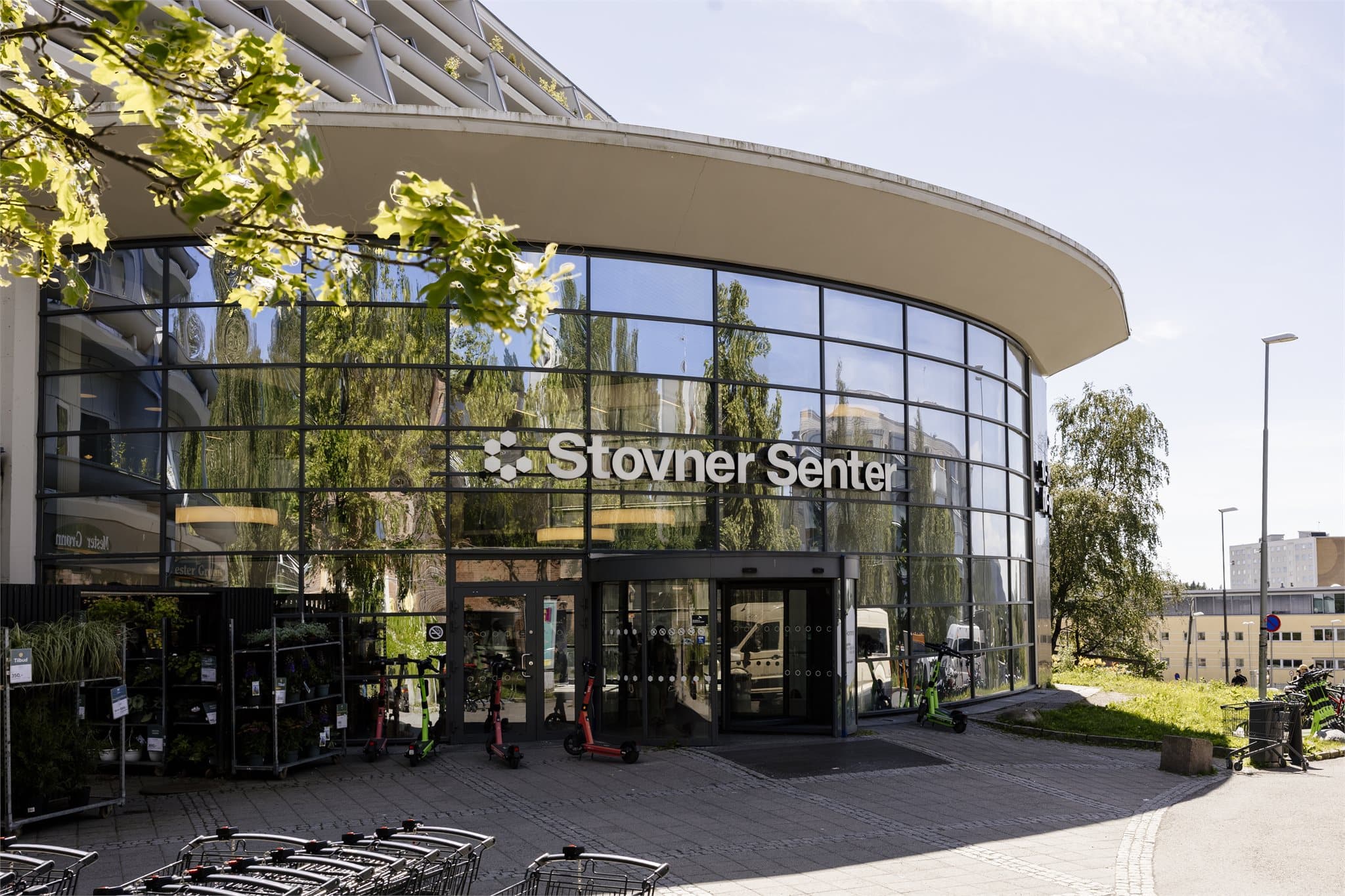 Med Stovner Senter som nærmeste nabo har du et bredt utvalg butikker og servicetilbud.