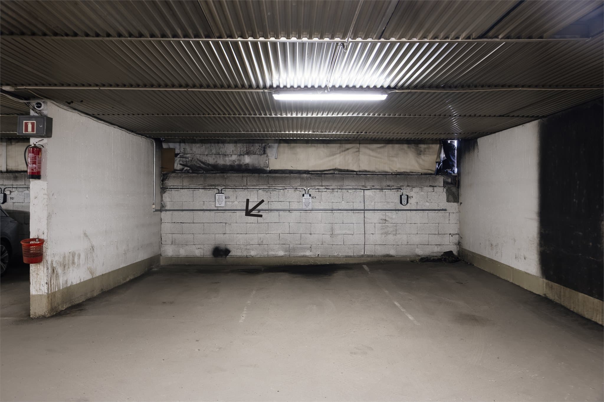 Det medfølger en garasjeplass i felles, lukket anlegg. Infrastruktur for elbillader er tilrettelagt. Ladeboks og abbonement/forbruk må eventuelt bekostes på ny eier sin regning