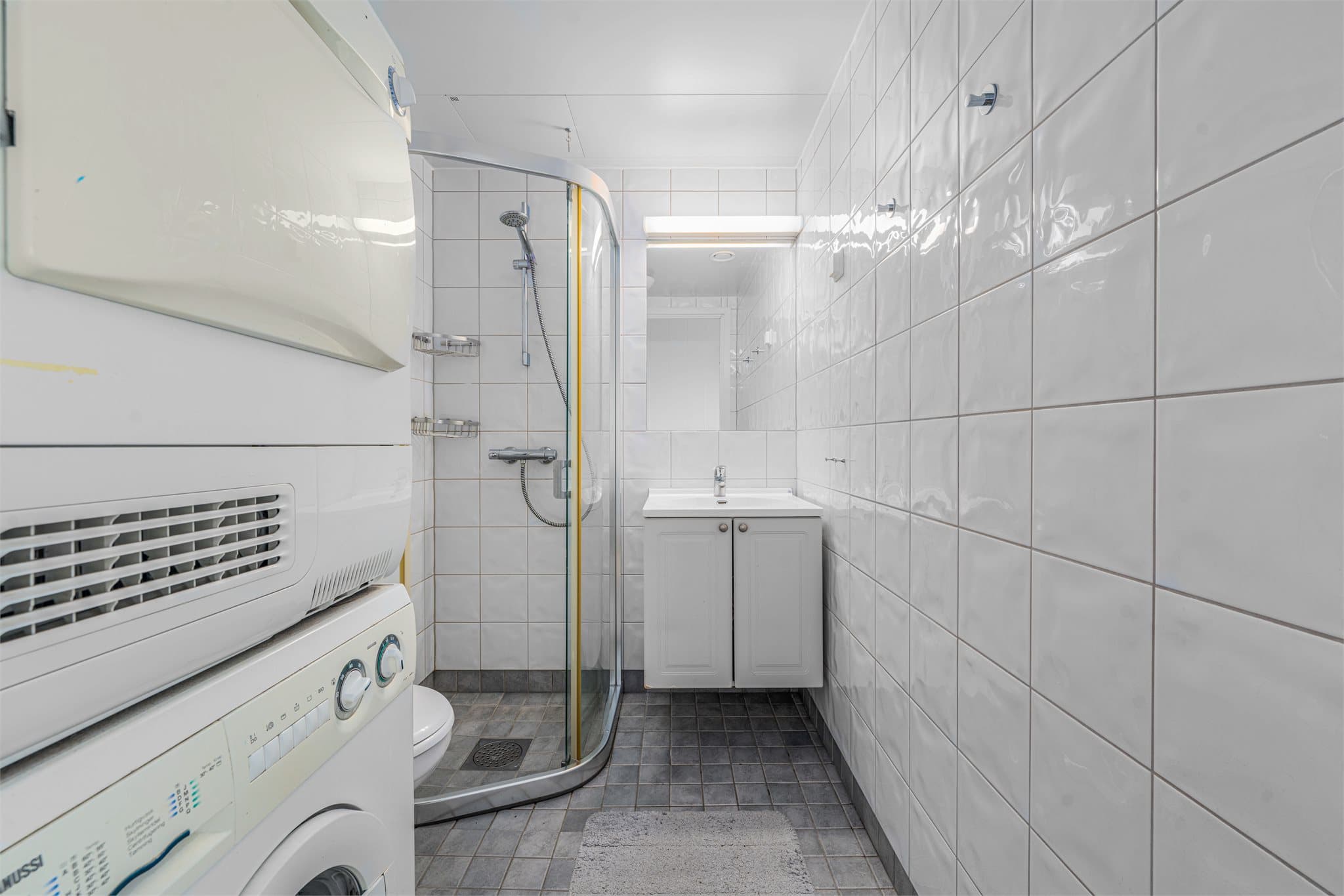 Badet har opplegg for vaskemaskin og tørketrommel.