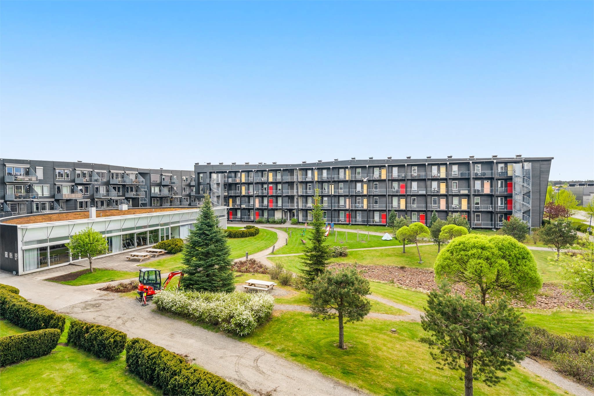 Borettslaget har felleshus som har fellesrom, treningsrom, spa og gjesteleiligheter.