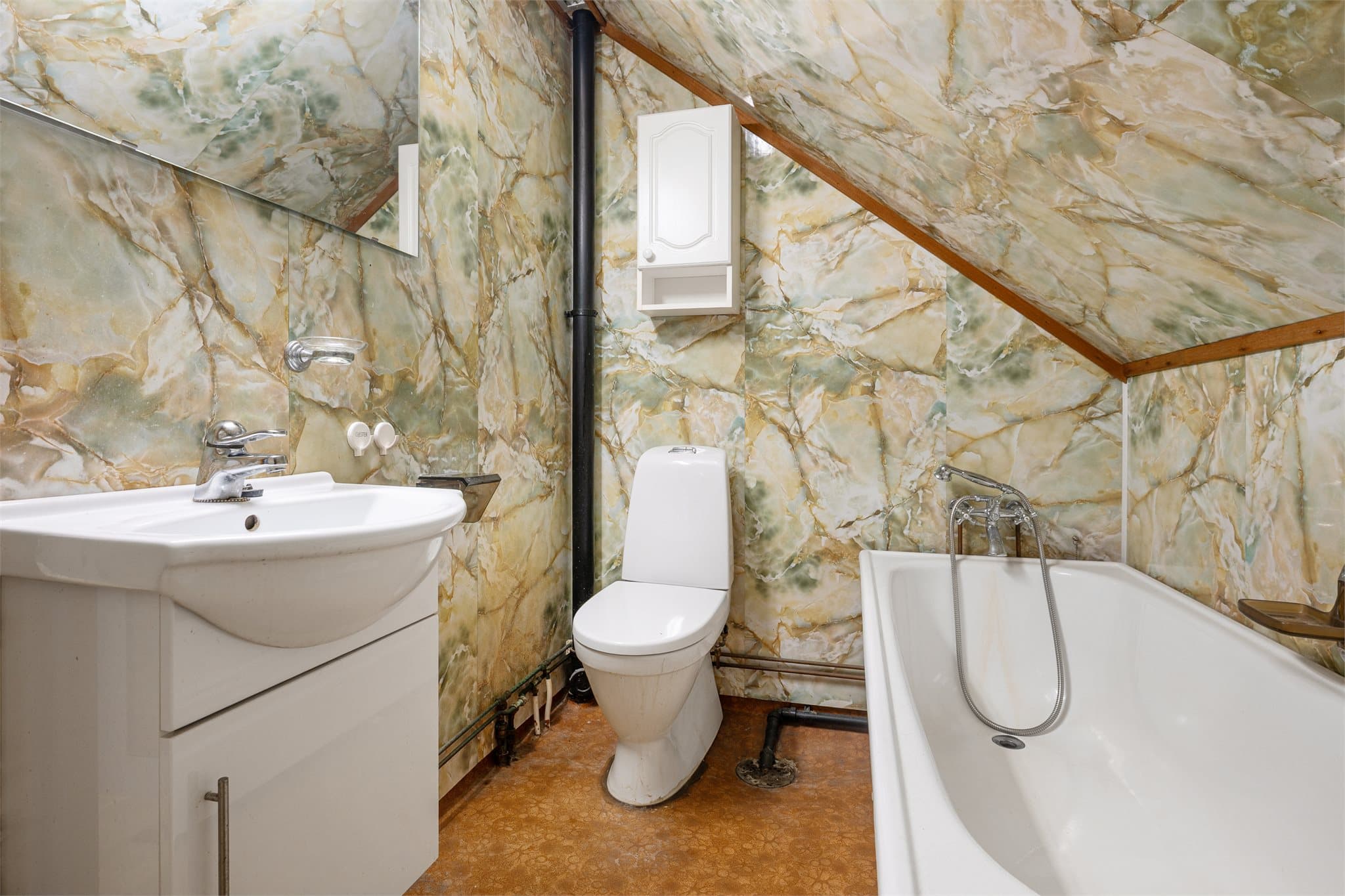 Badet i 2.etasje har nyere innredning.