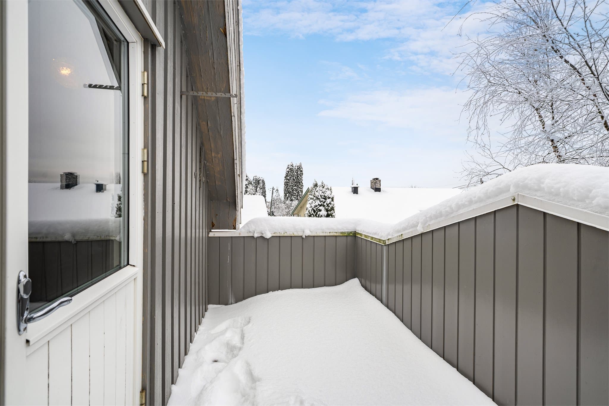 Fra trappegang har man utgang til balkong.