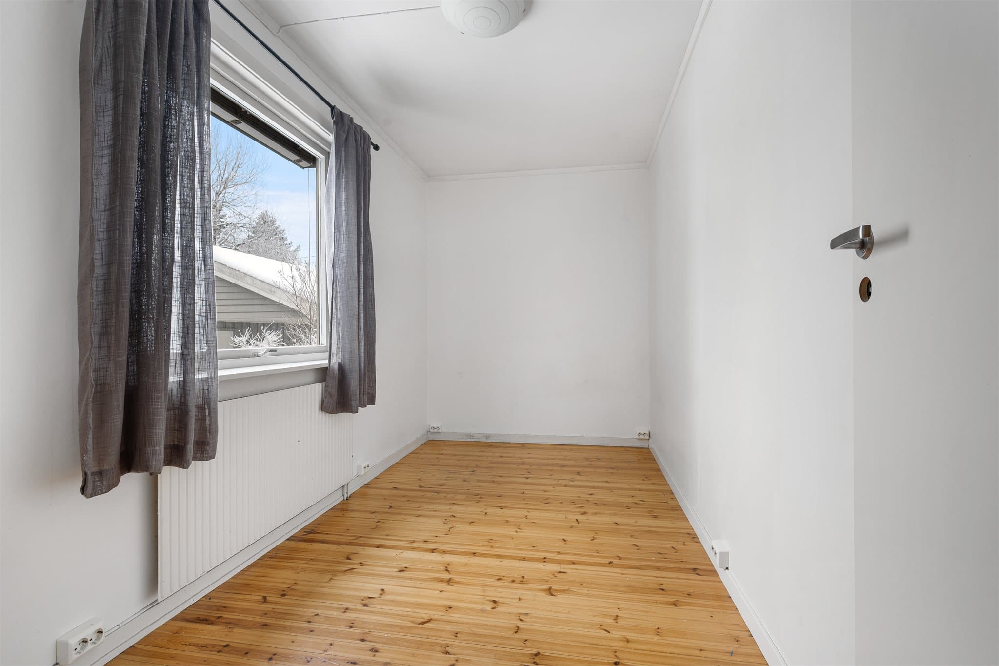 Mellom soverommene og mot stue er det satt opp lettvegg.