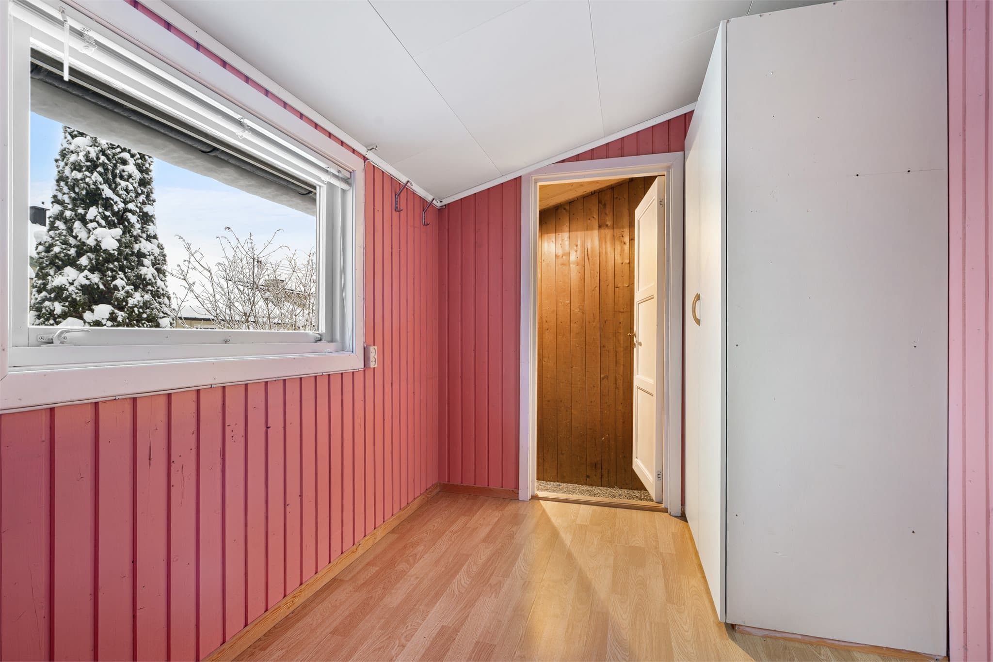 Tilbygget består av to uinnredede rom og entré/oppbevaringsrom med utgang.