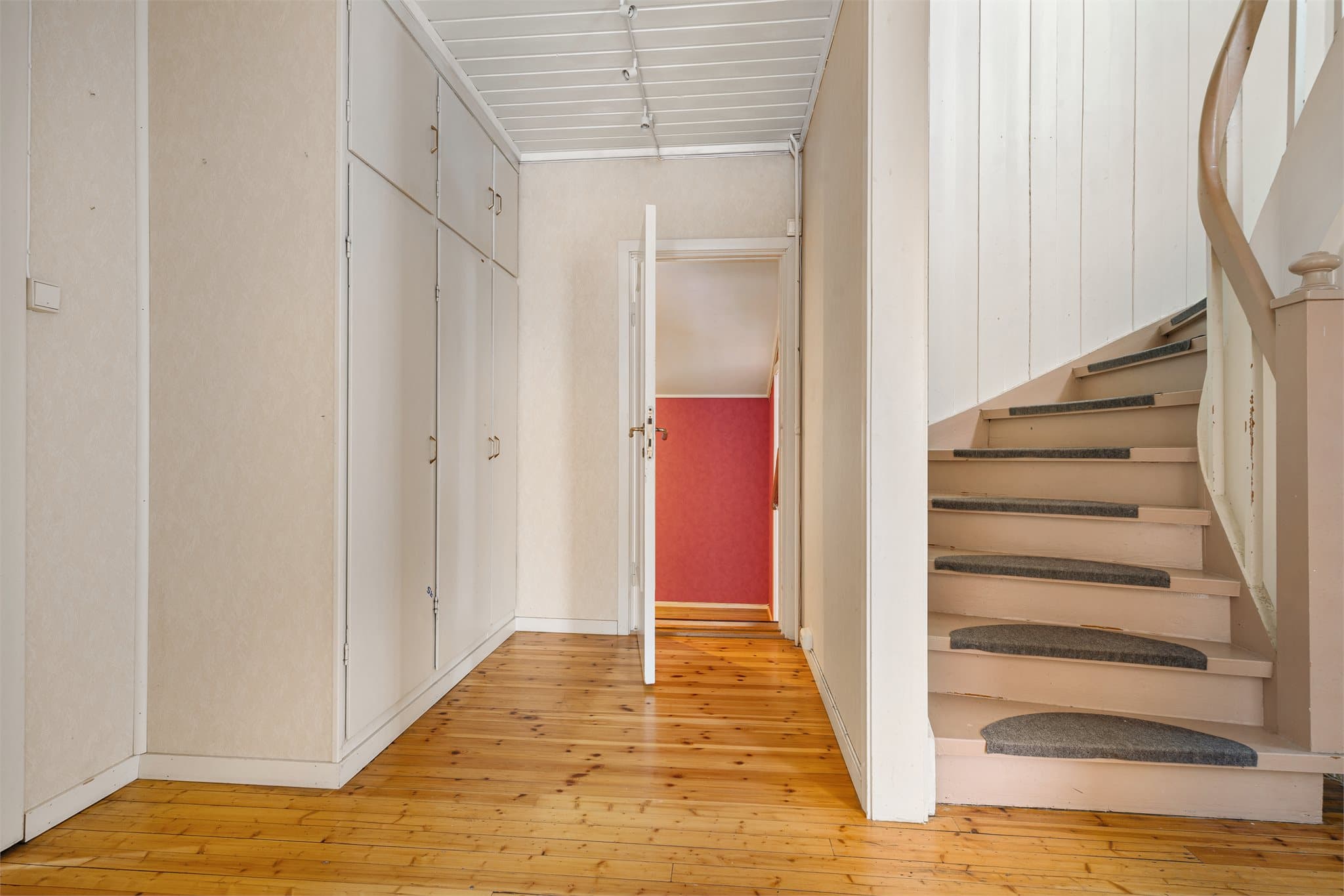 I mellomgang har man godt med garderobeplass i plassbygde skap.