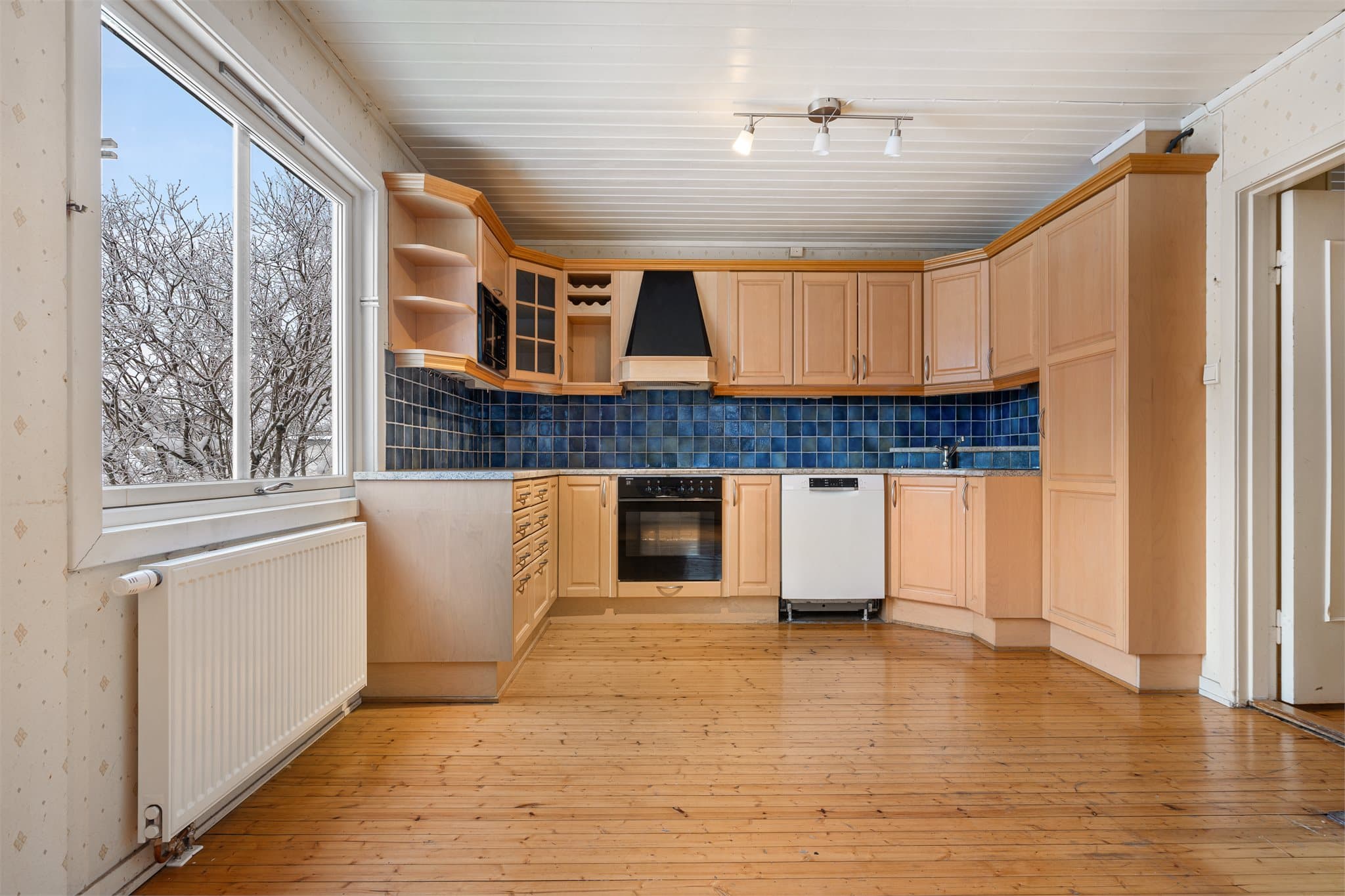 Det er integrert koketopp, stekeovn og micro.