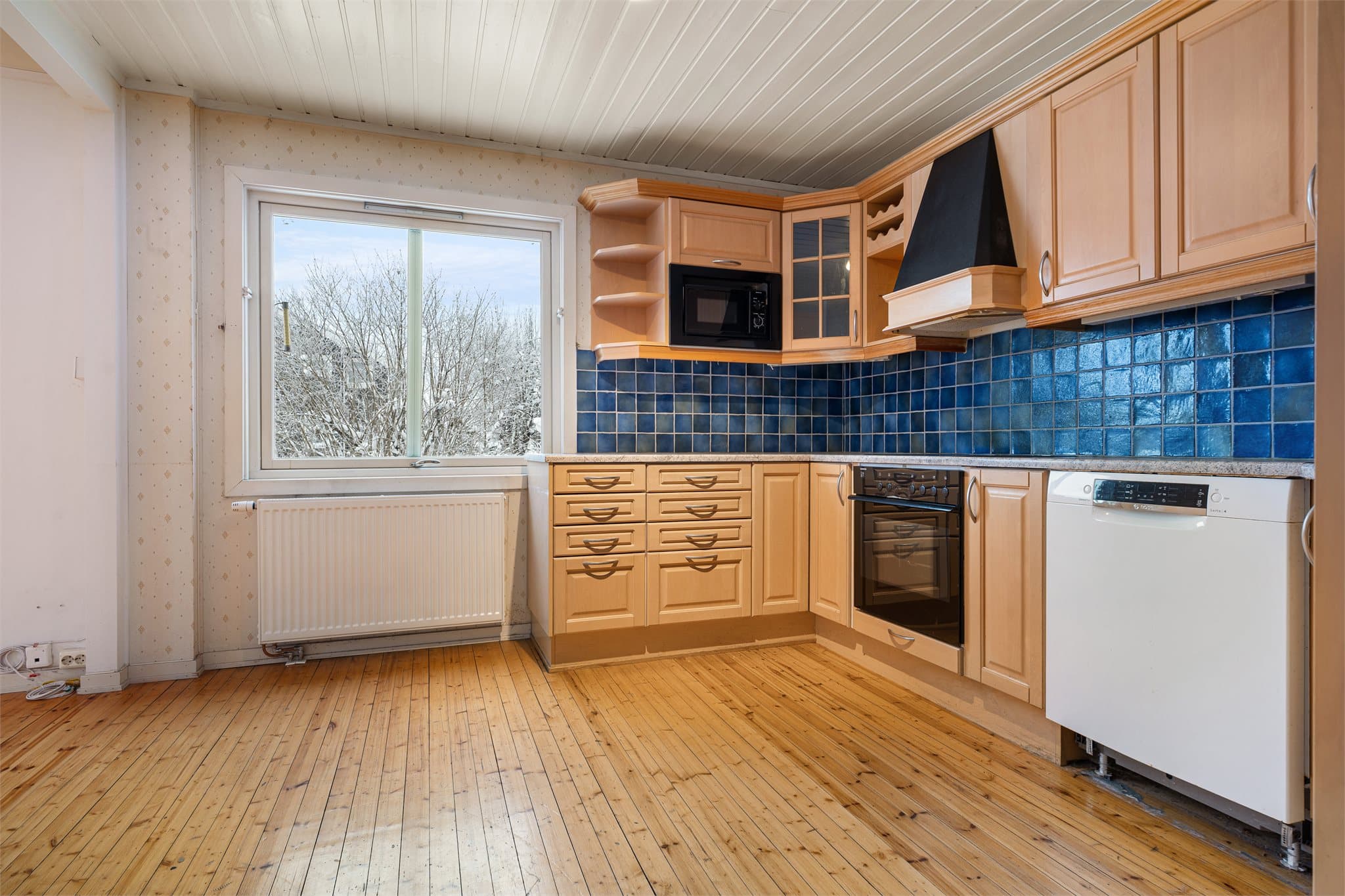 Boligen fremstår med enkel og eldre standard, og gir kjøper gode muligheter til å oppgradere og tilpasse etter egne ønsker.