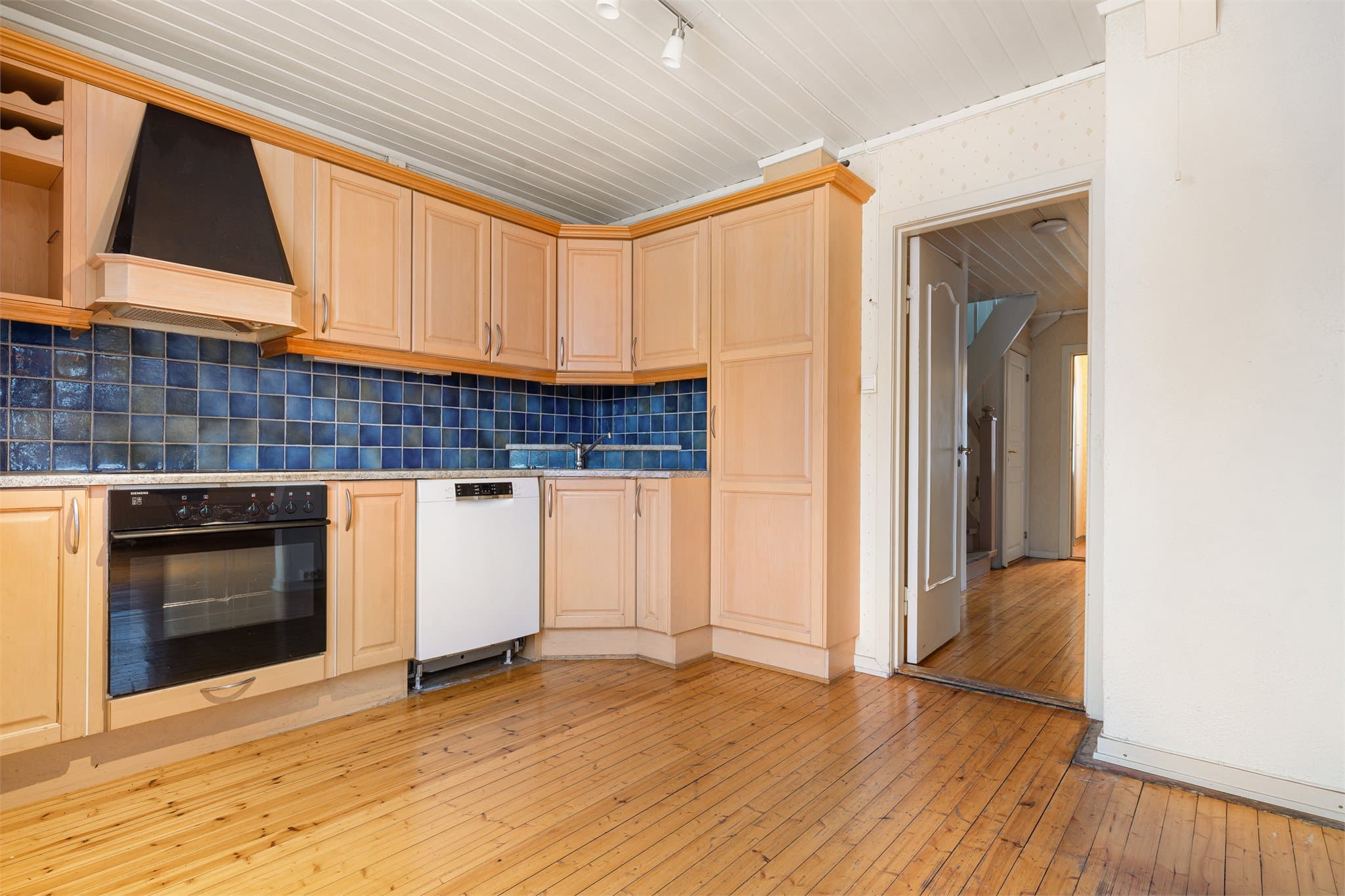 Boligens kjøkken er i åpen løsning mot stue.