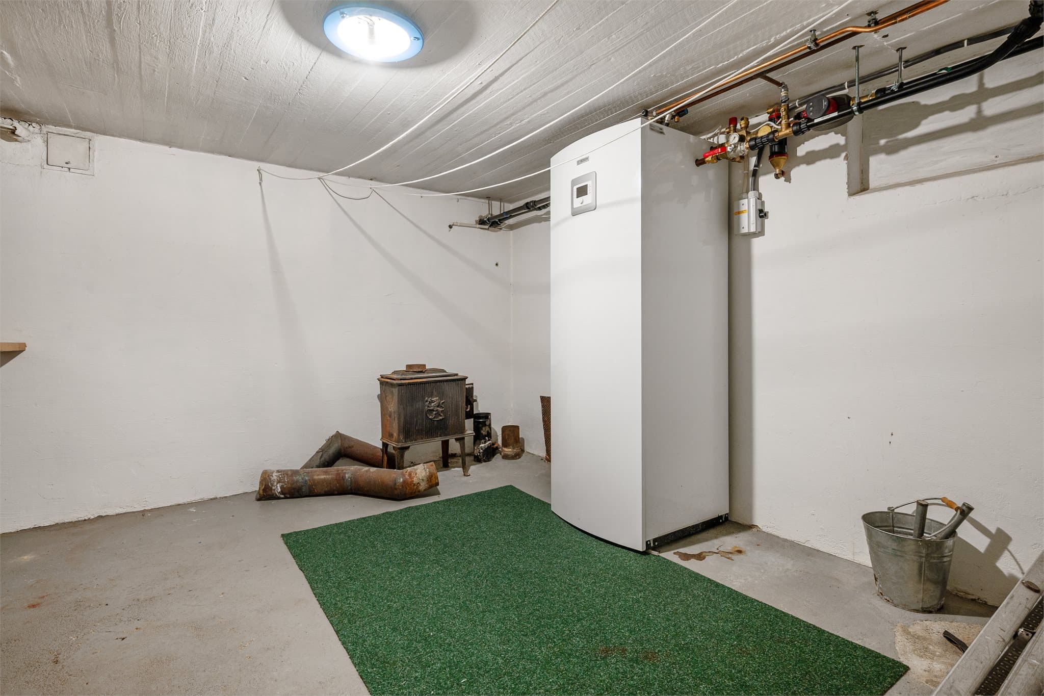 Lagringsrom hvor luft-til-vann varmepumpen er satt inn.