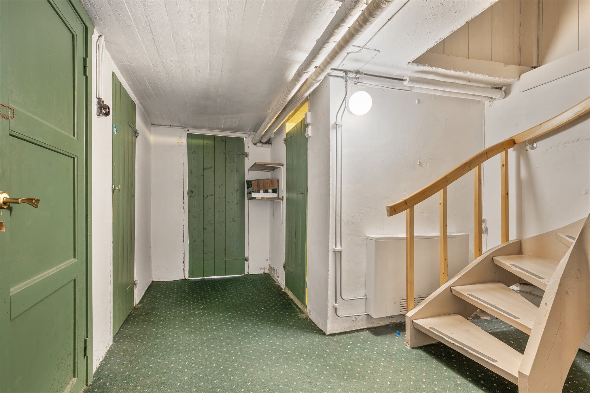 Kjelleren består av vaskerom, våtrom, bodareal og uinnredet rom.