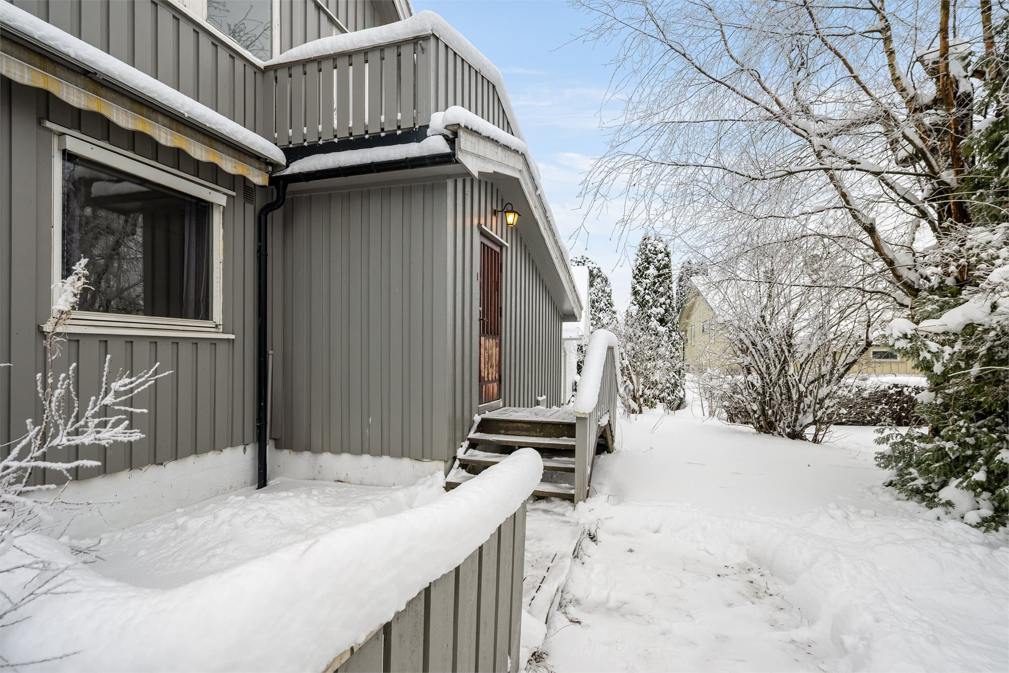 Eneboligen har en skjermet beliggenhet og romslig, flat tomt.