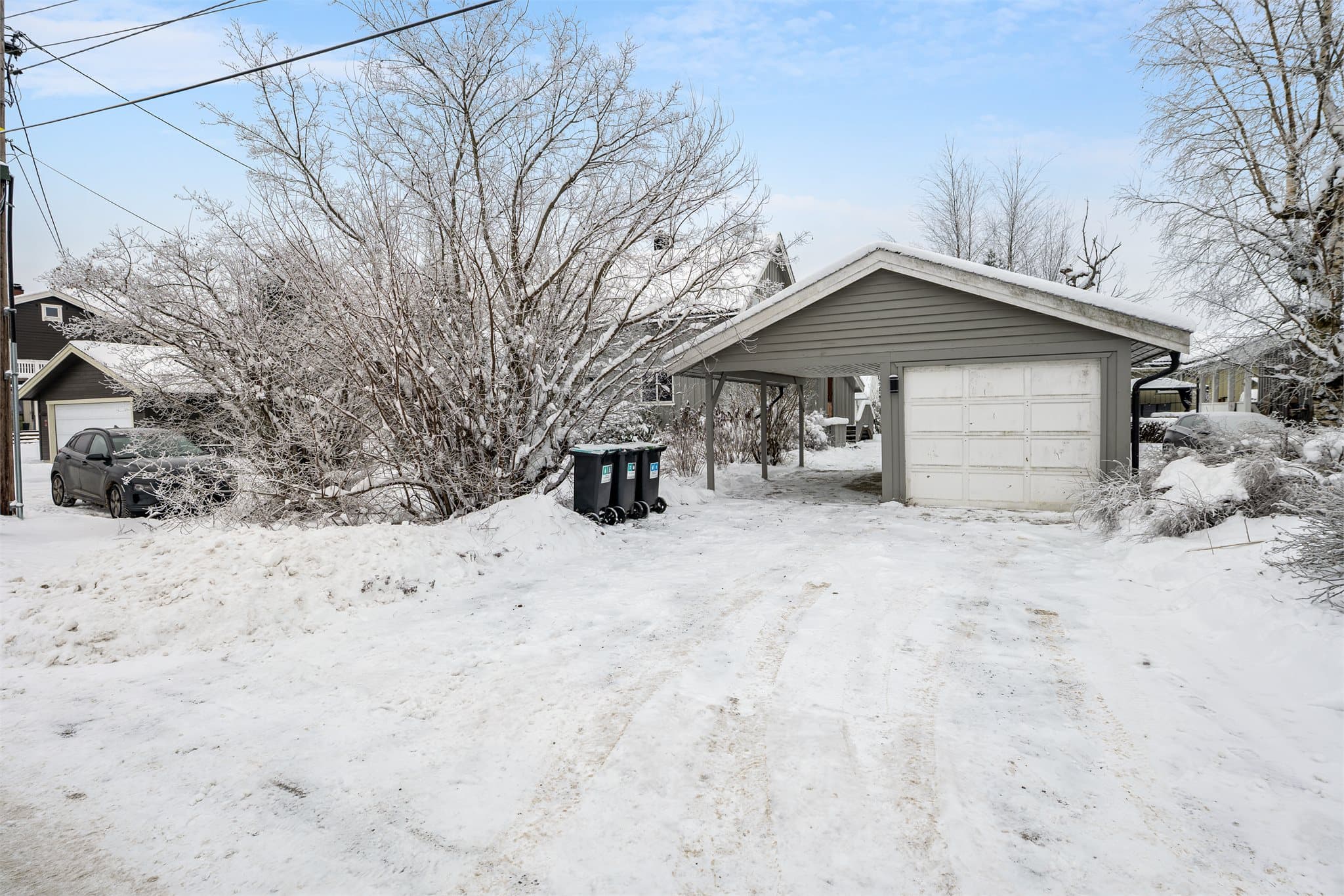 Det er parkering i enkelgarasje og carport samt på egen tomt.