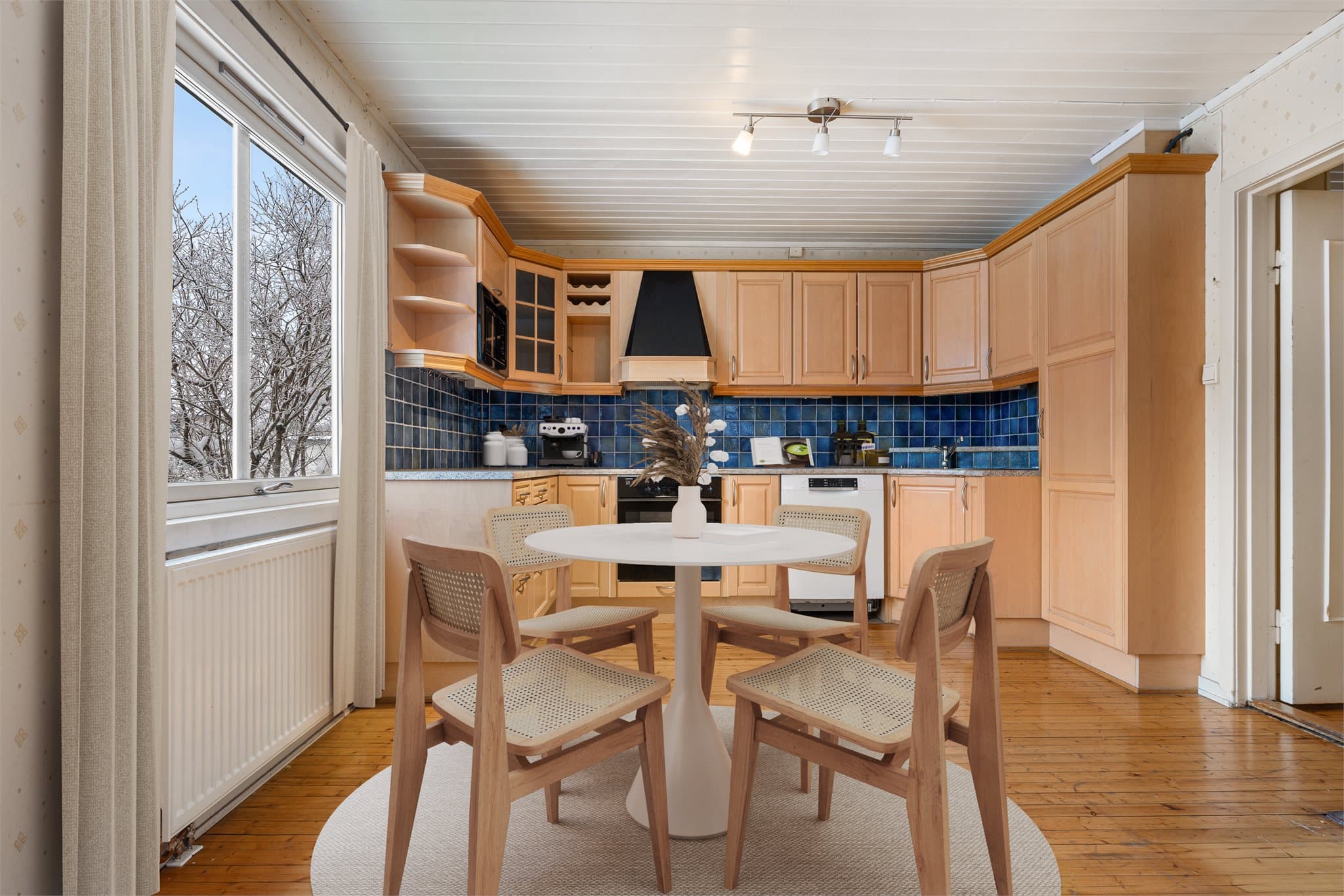 Kjøkkeninnredningen har profilerte fronter og laminat benkeplate. Digitalt møblert.