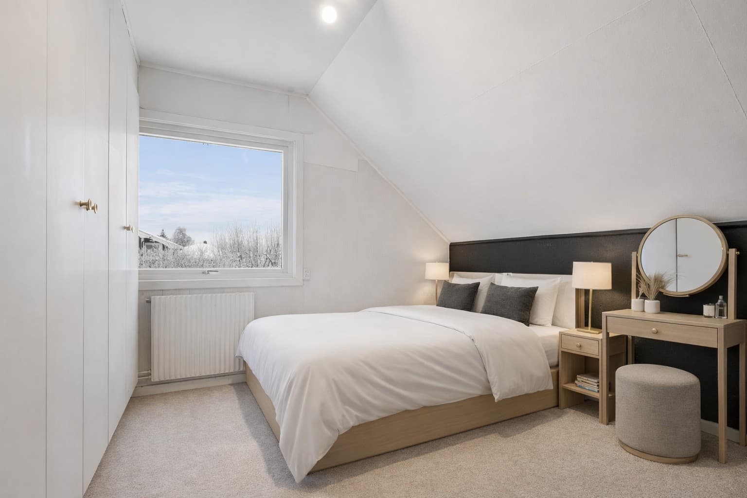 Soverom 3 har plassbygde garderobeskap. Digitalt møblert.