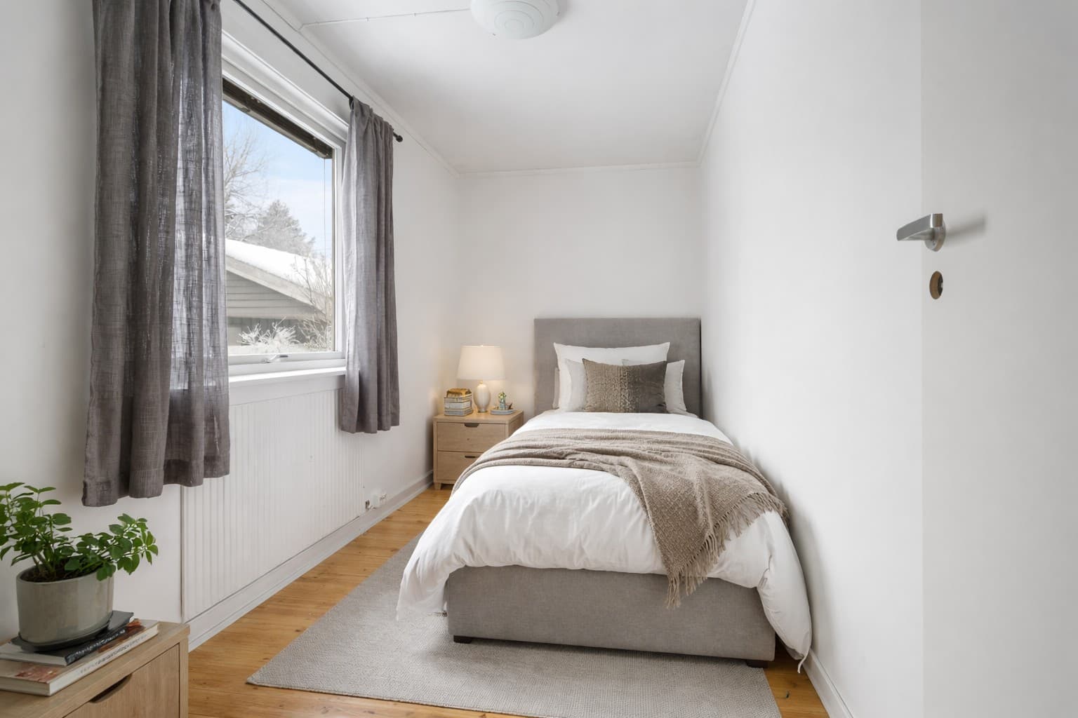 I 1.etasje er det to lysmalte soverom. Soverommene i 1.etasje var tidligere del av stue. Digitalt møblert.