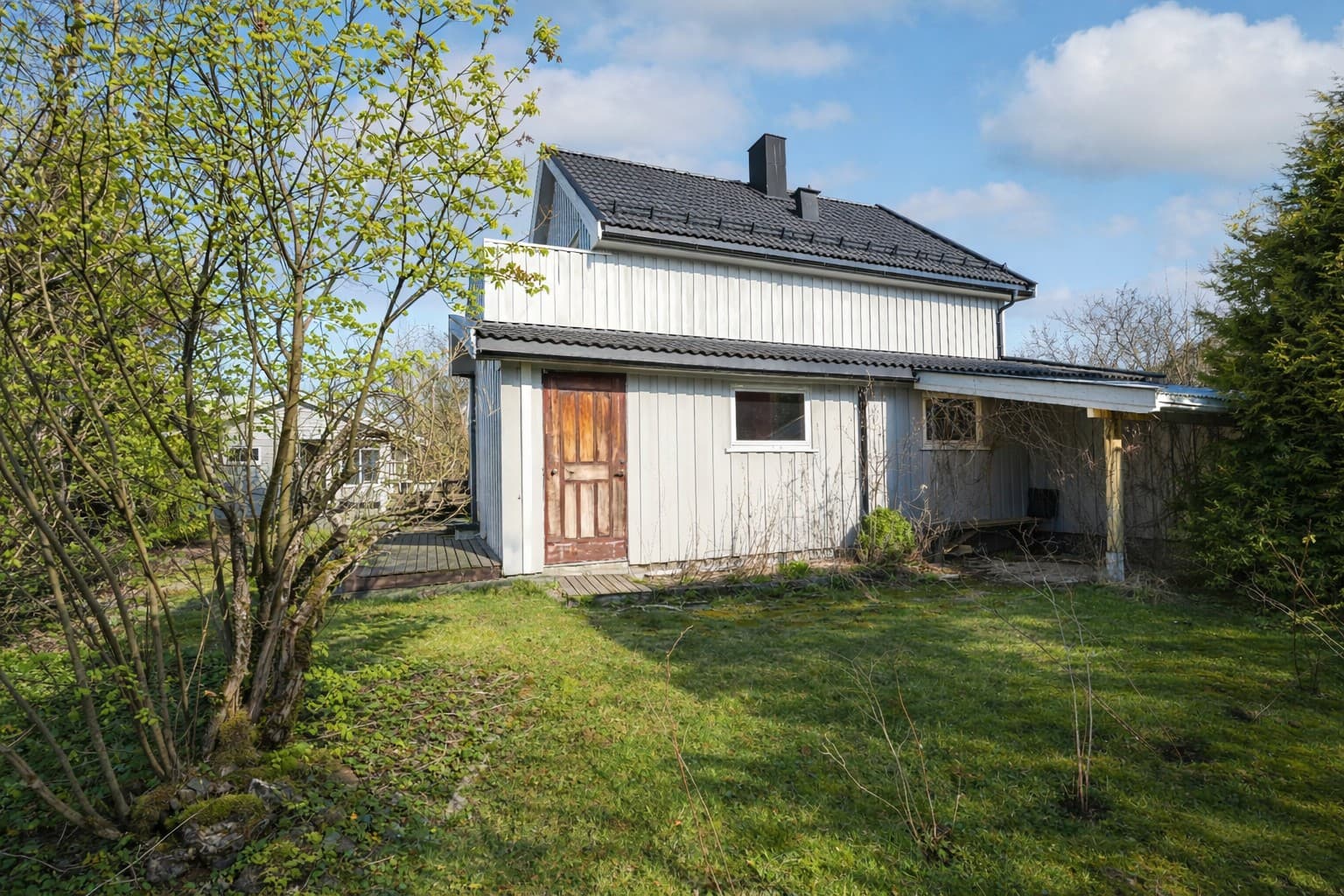 Eneboligen har en skjermet beliggenhet og romslig, flat tomt.