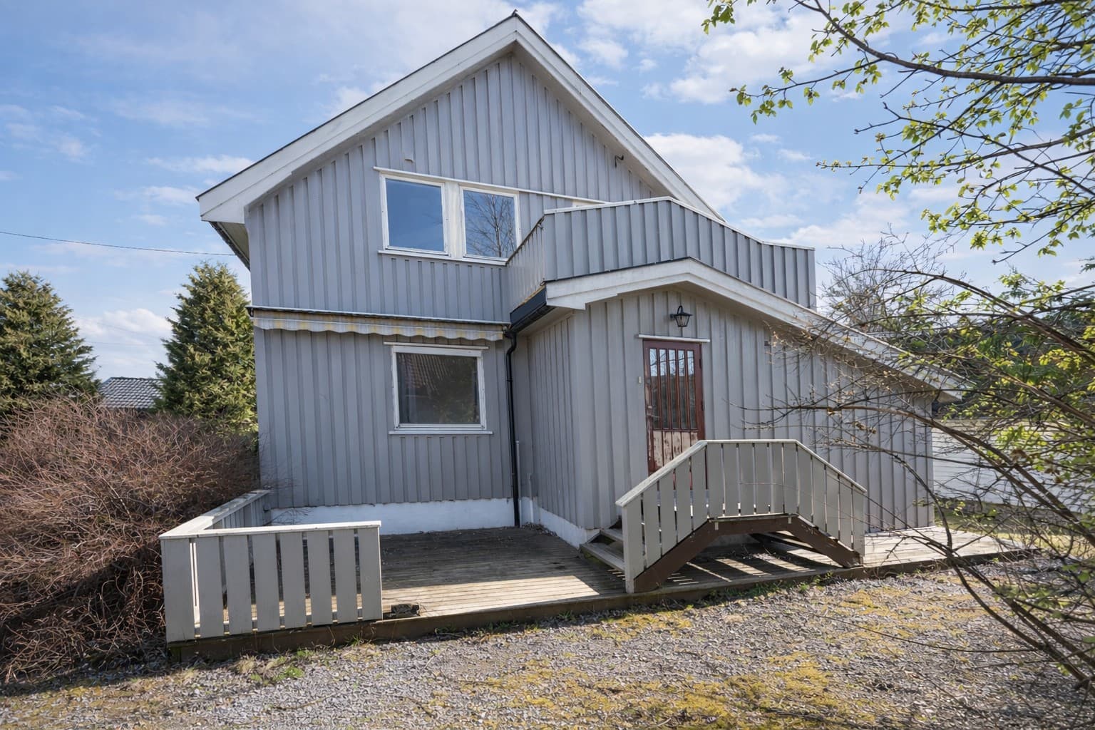 Her bor man tilbaketrukket kun få minutters gange til alt Kløfta har å tilby.