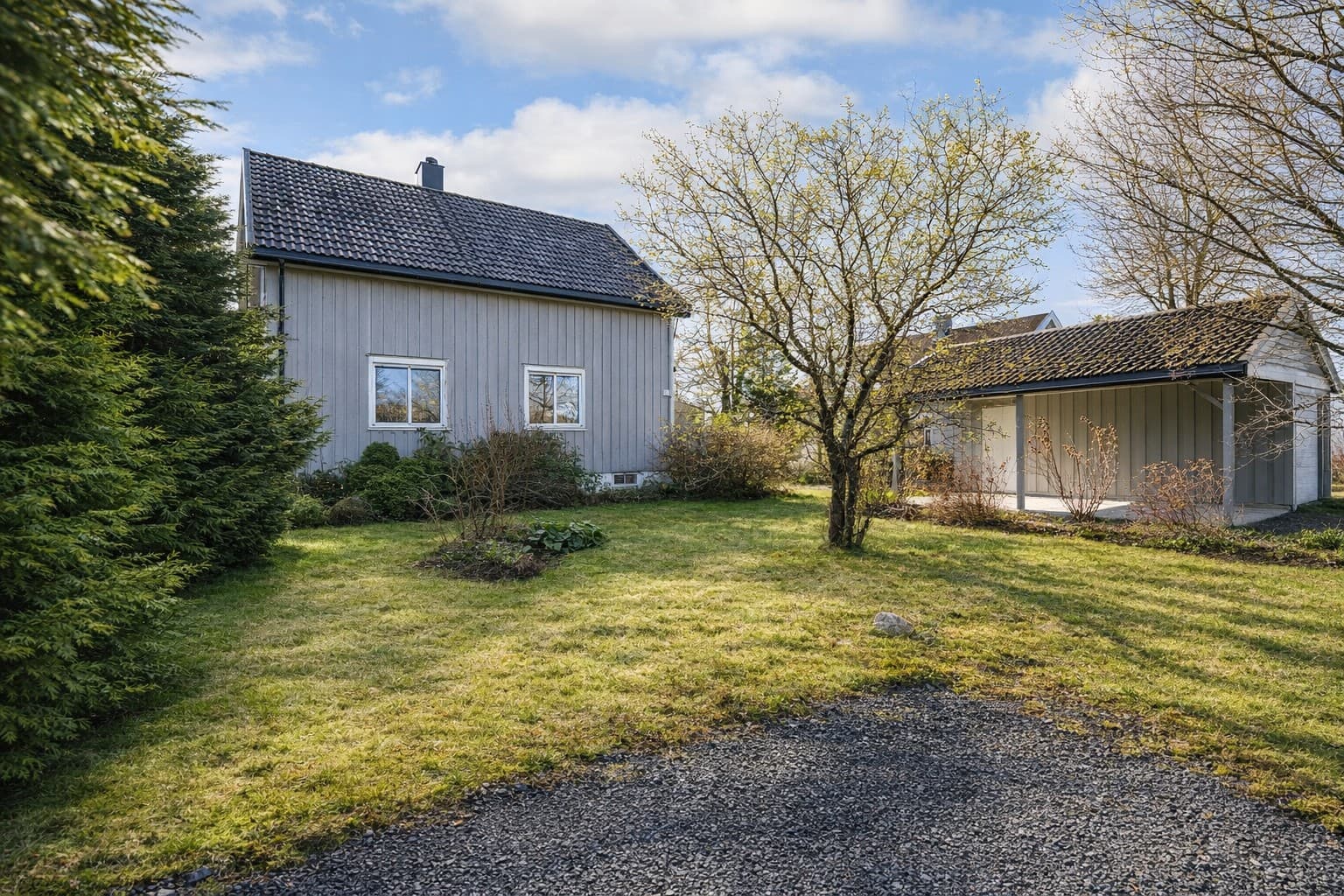 Emera Eiendomsmegling ved Solveig Granlund ønsker velkommen til Stasjonsvegen 7A på Kløfta! Foto: Heidi Hexeberg Larsen