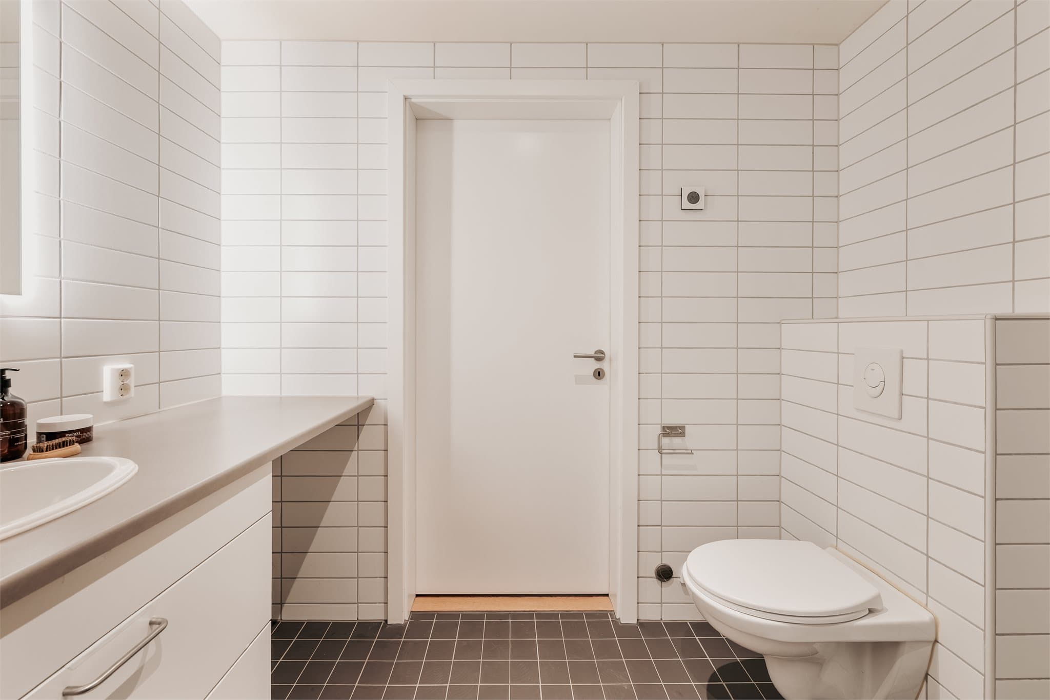 Innredningen består av servant, klosett og dusjhjørne med innfellbare glassdører.