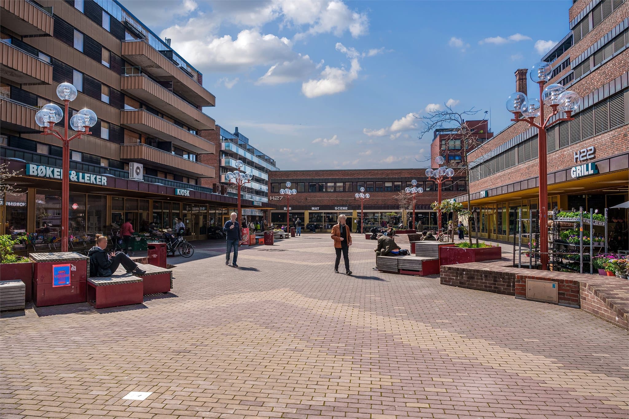 Leiligheten ligger en spaser tur fra Tøyen torg. Her finner du diverse butikker og resturanter.