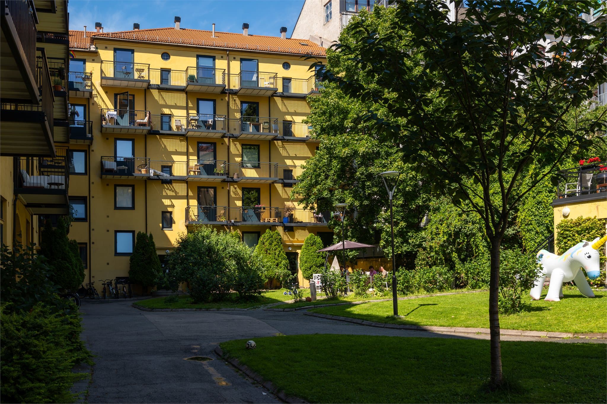 Bakgården holder en flott og parkmessig standard.