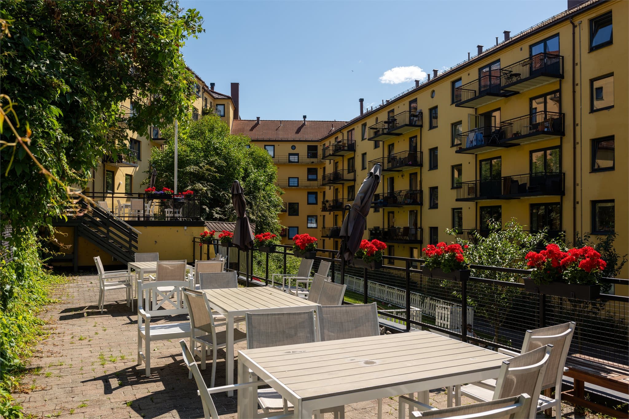 Herlig skjermet bakgård som kan benyttes av beboerne.