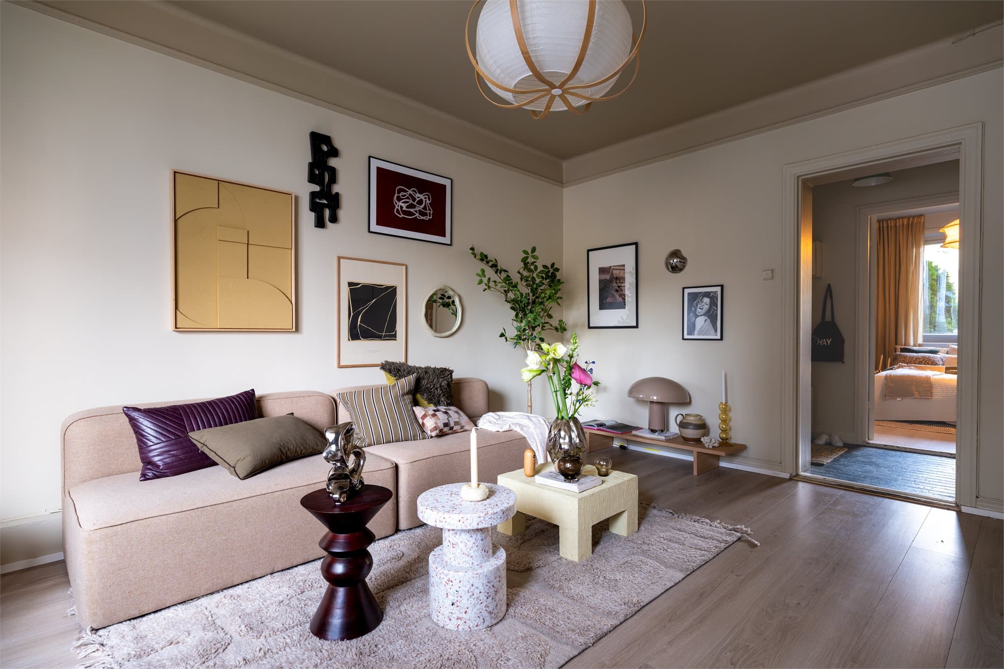 Med åpen soveromsdør får leiligheten et fint gjennomlys.