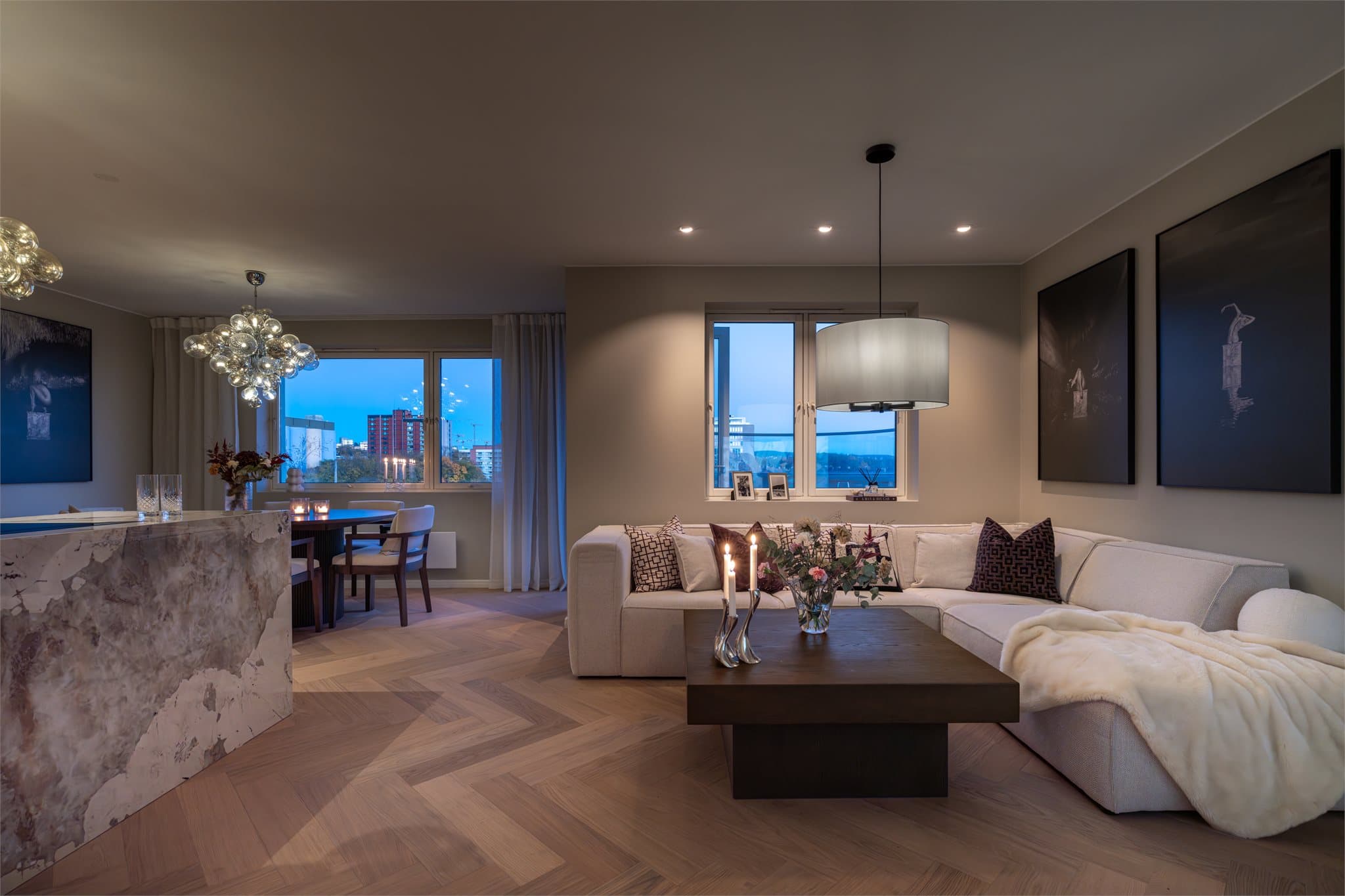 En takhøyde på 2,44 meter bidrar til den gode romfølelsen.