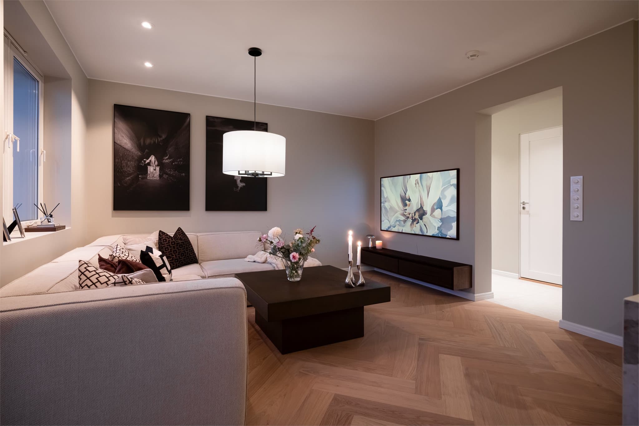 Stuen er romslig og har god plass til en større sofagruppe og tilhørende møblement.