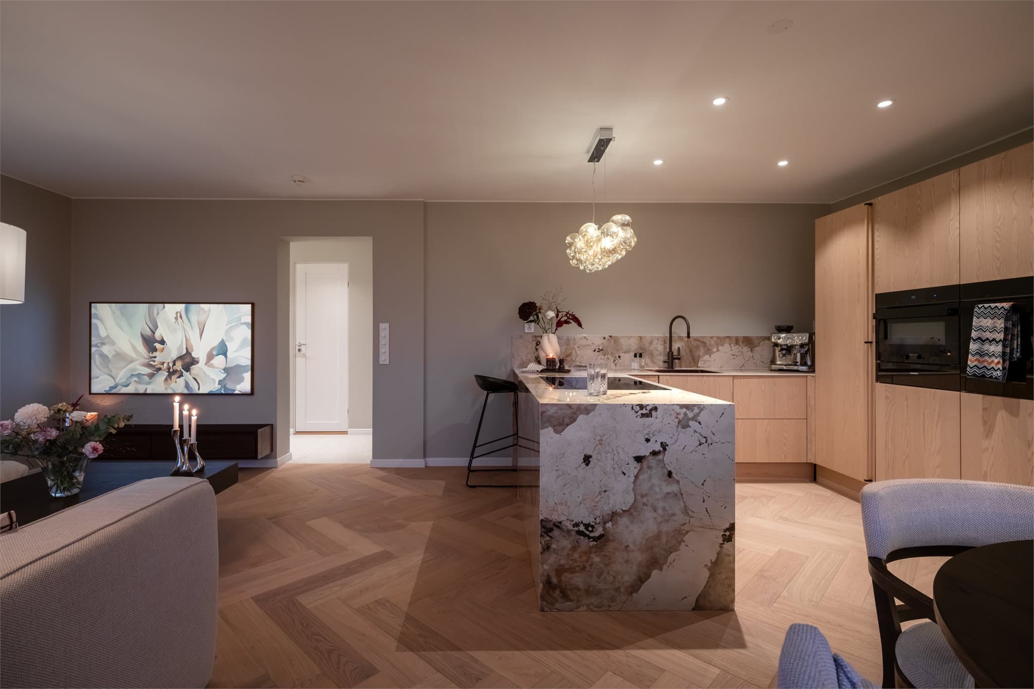 Leiligheten holder en gjennomført høy standard med påkostede og skreddersydde løsninger.