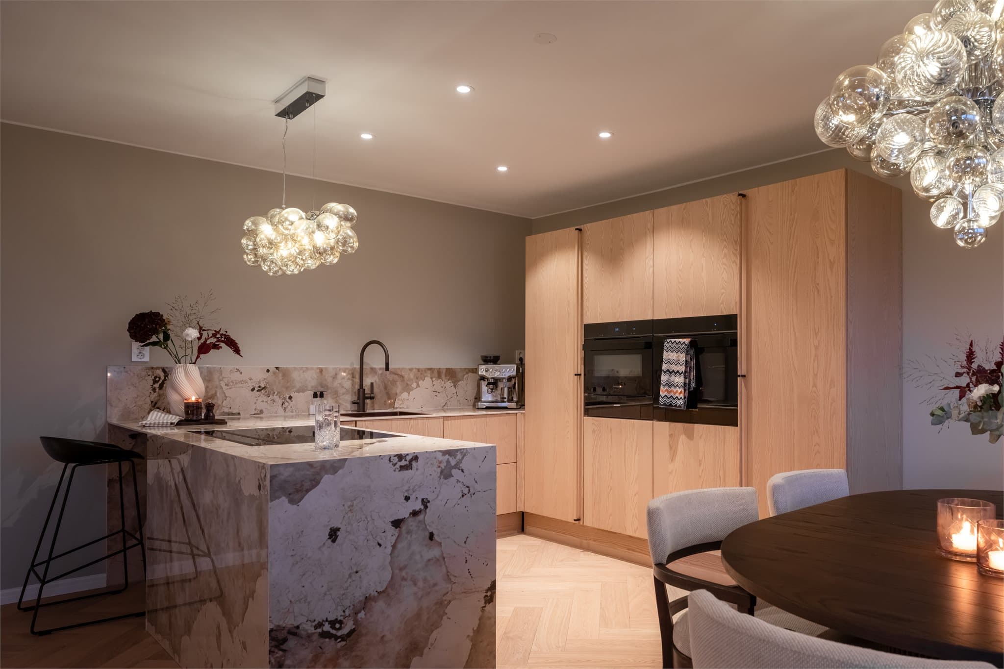 Det eksklusive Svane-kjøkkenet fra 2024 er et naturlig midtpunkt i oppholdsrommet.