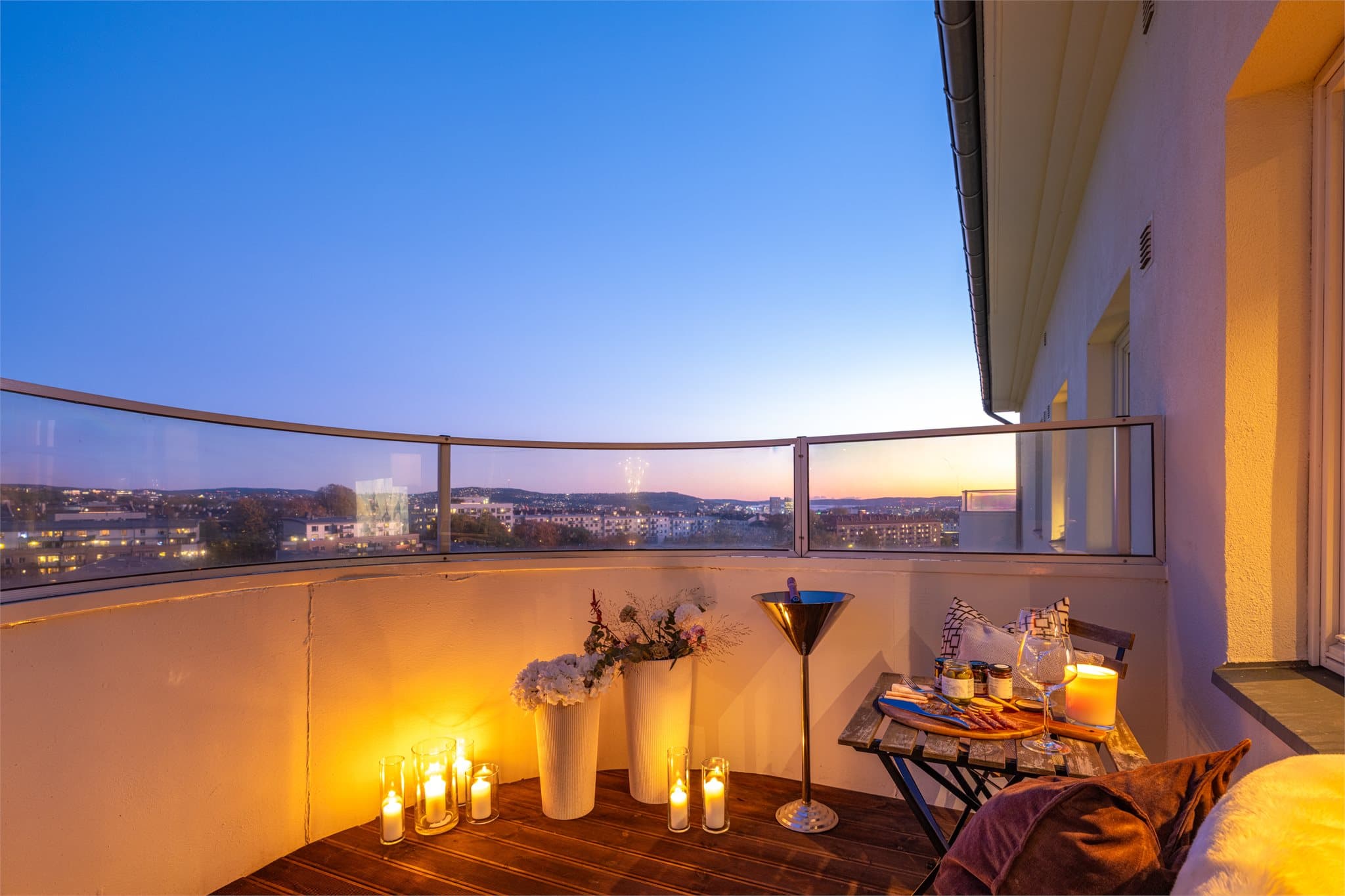 Uteplassen har plass til en sittegruppe for å nyte rolige dager.