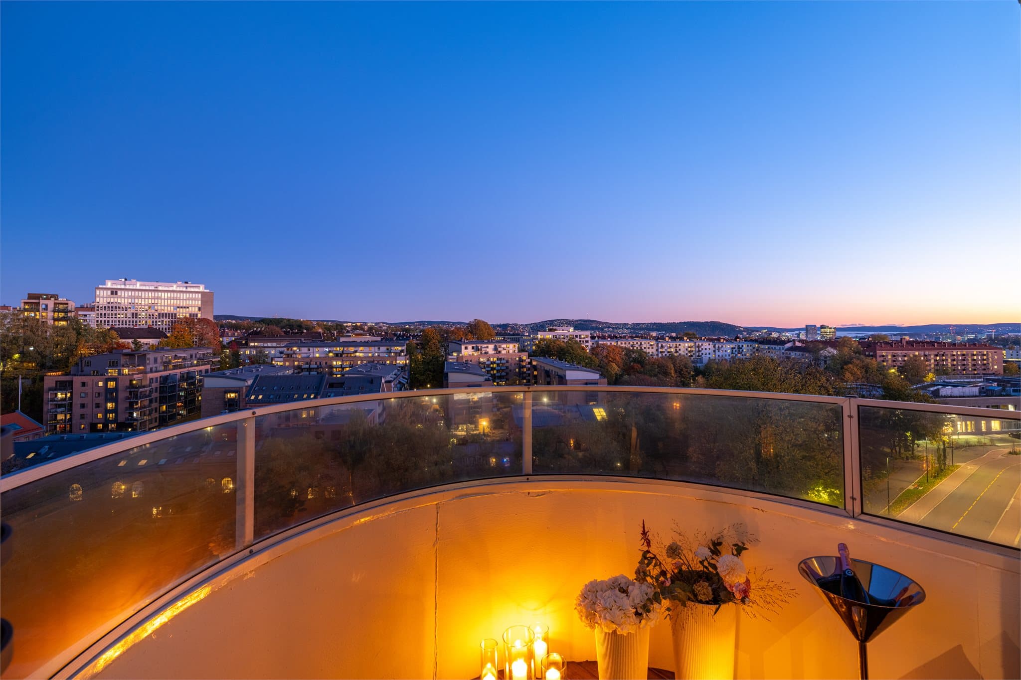 Fra balkongen har man et åpent utsyn over bybildet og de omkringliggende åsene.