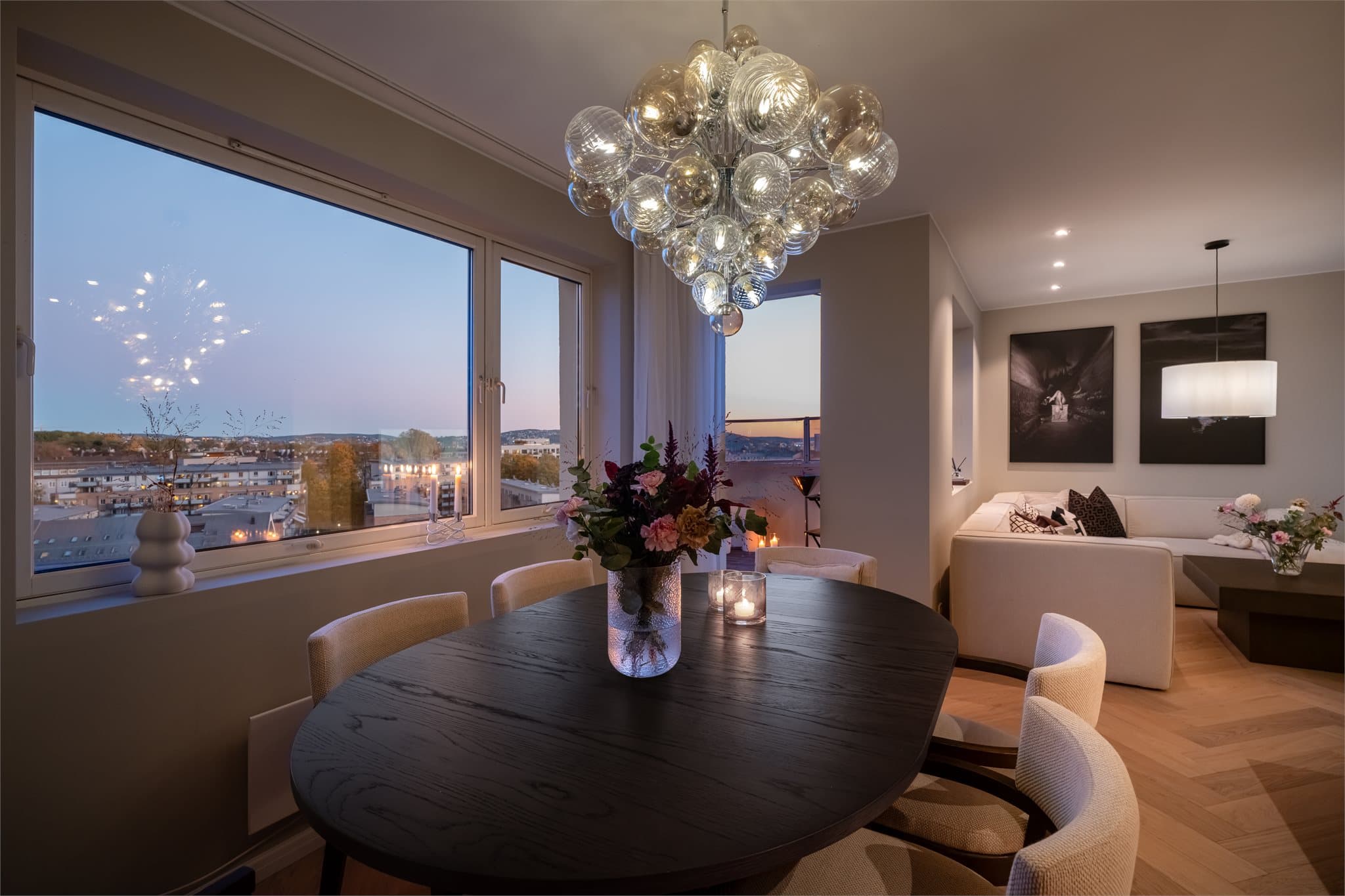 Innfelte downlights i himlingen gir en jevn og behagelig belysning i hele oppholdsrommet.