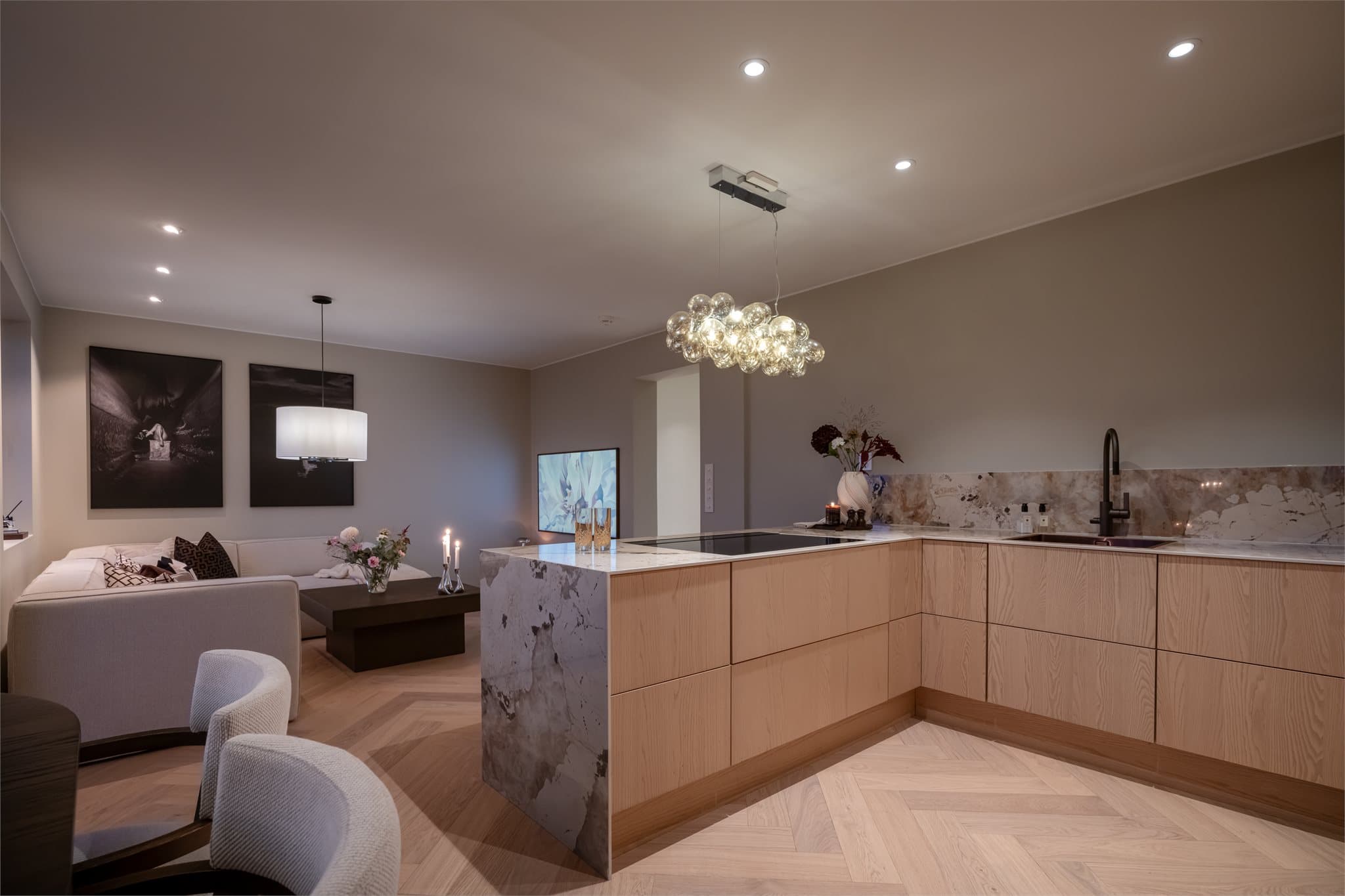 Gjennomgående fiskebensparkett gir et elegant og tidløst preg.