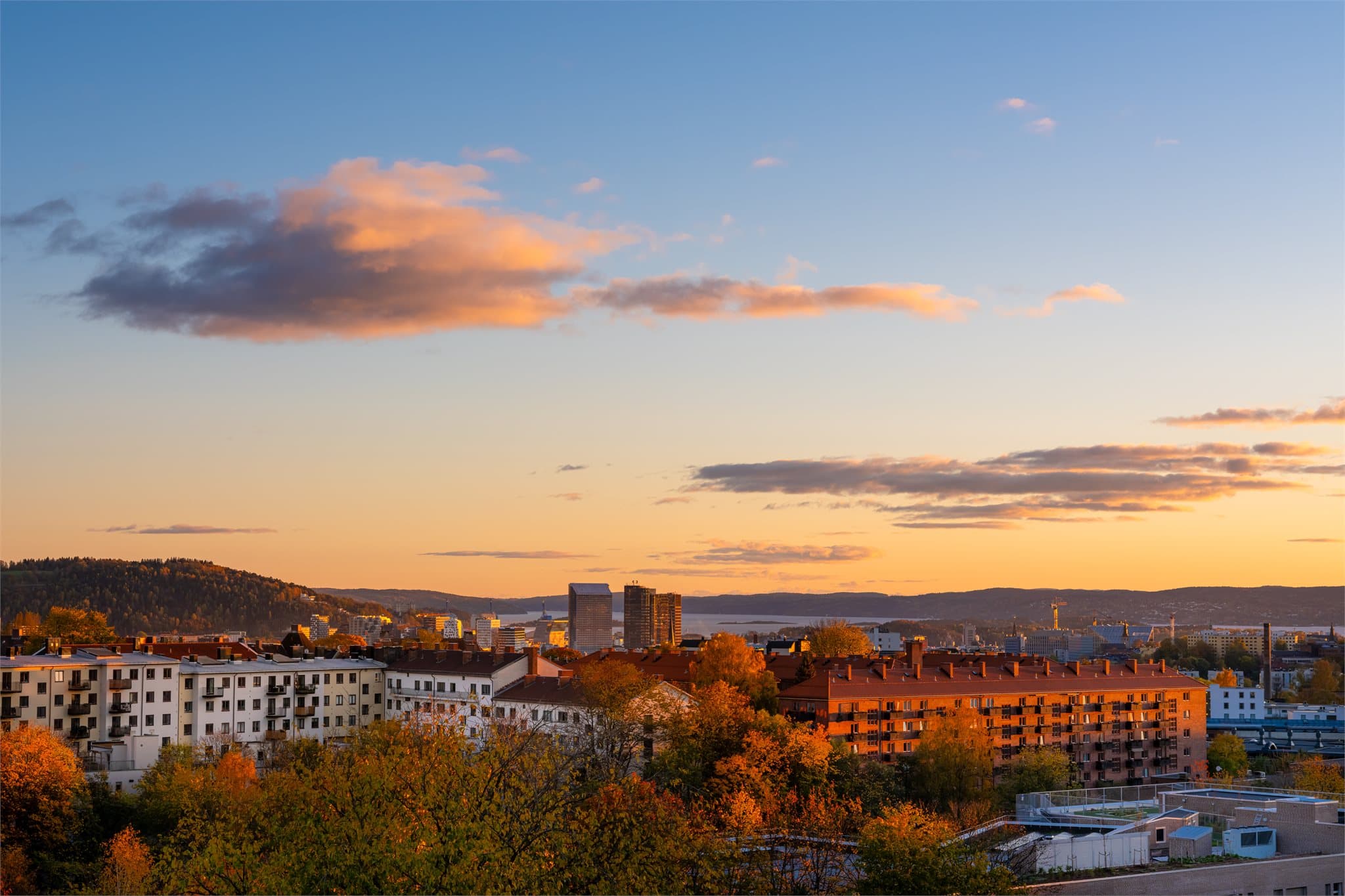 Fra denne topp- og hjørneleiligheten i 7. etasje er det en åpen utsikt over byen og omkringliggende åser.