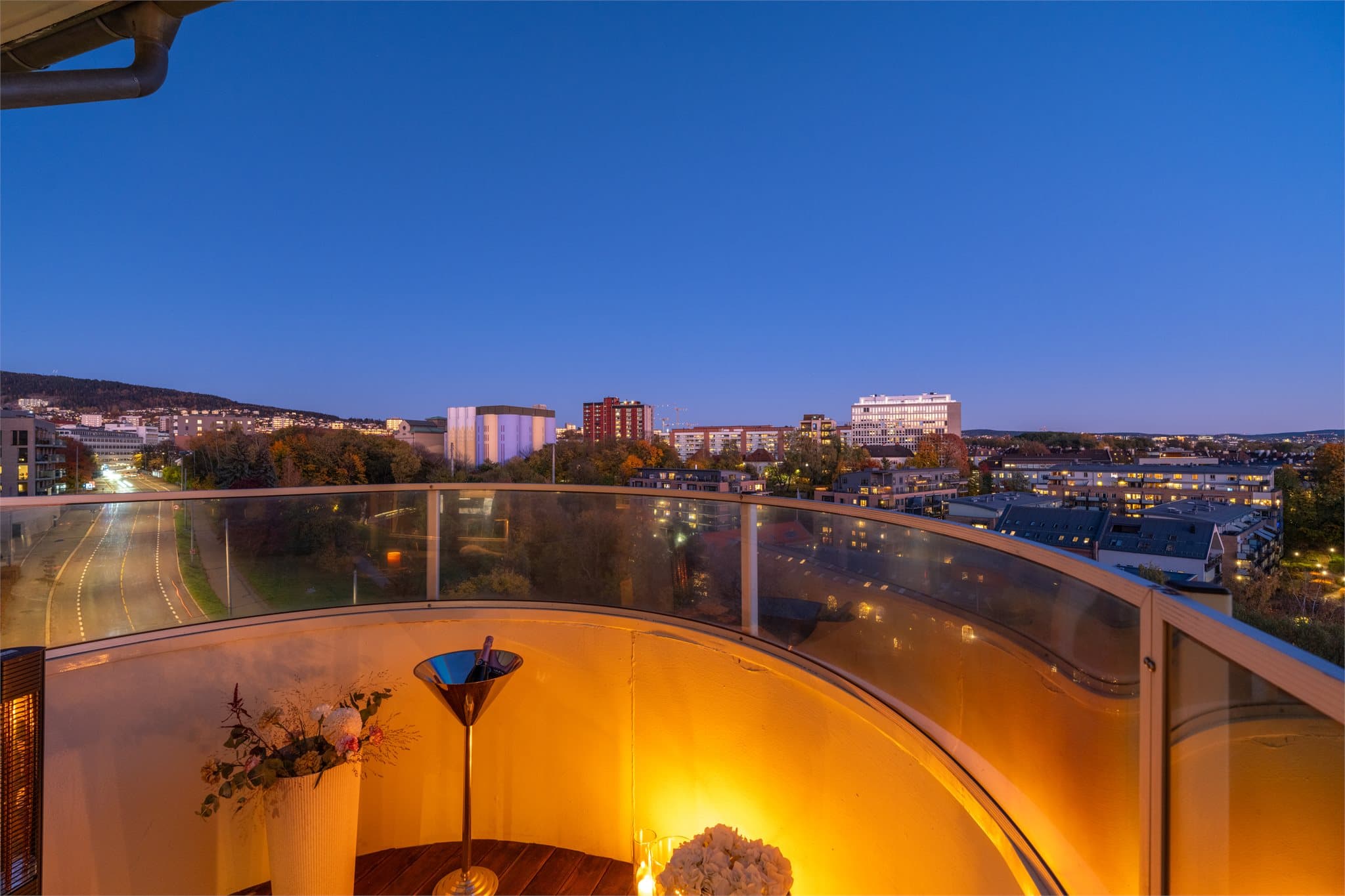 Rekkverket med glassfelt sikrer både trygghet og uhindret utsikt.