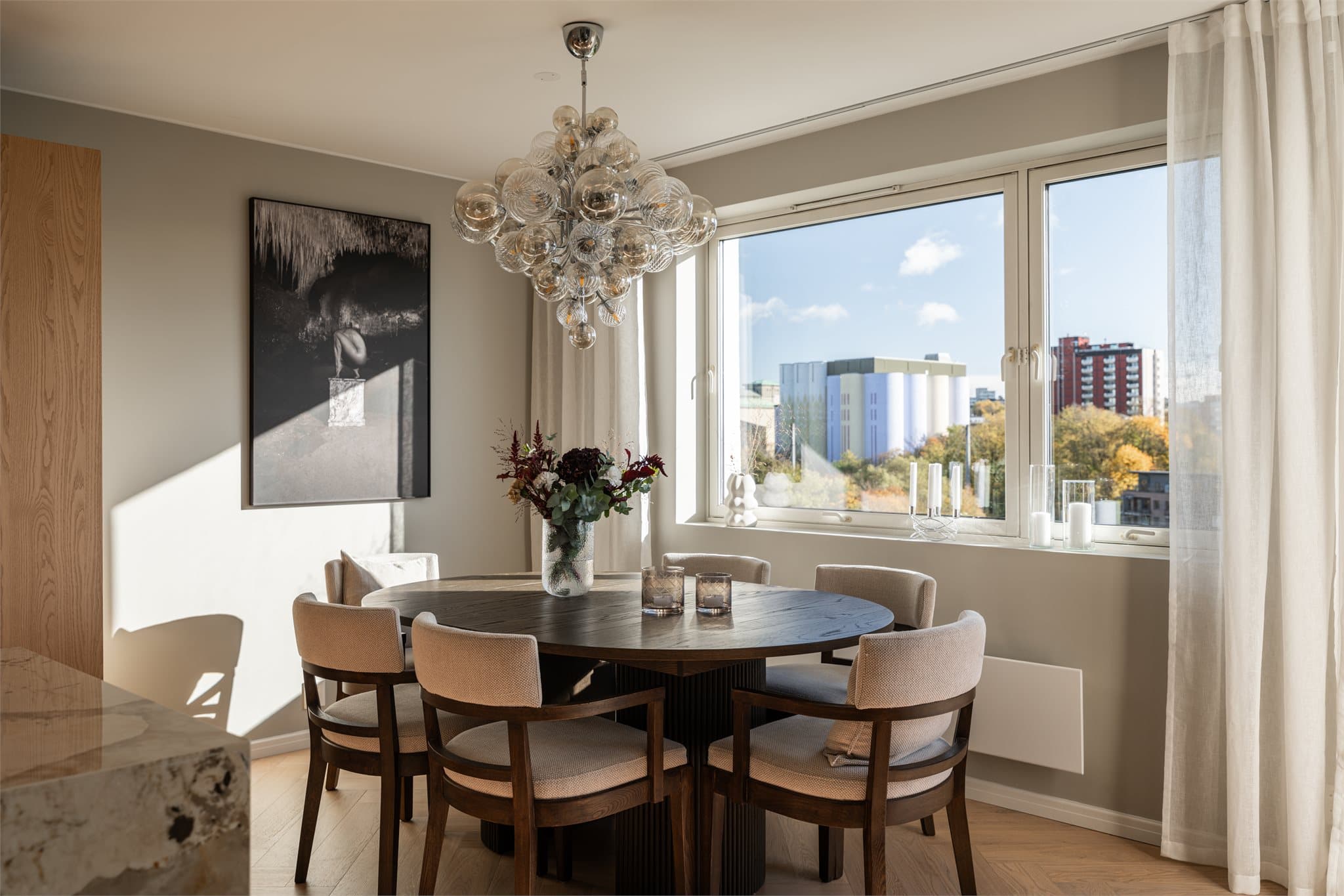 Oppholdsrommet har plass til koselig spiseplass, perfekt for sosiale sammenkomster.