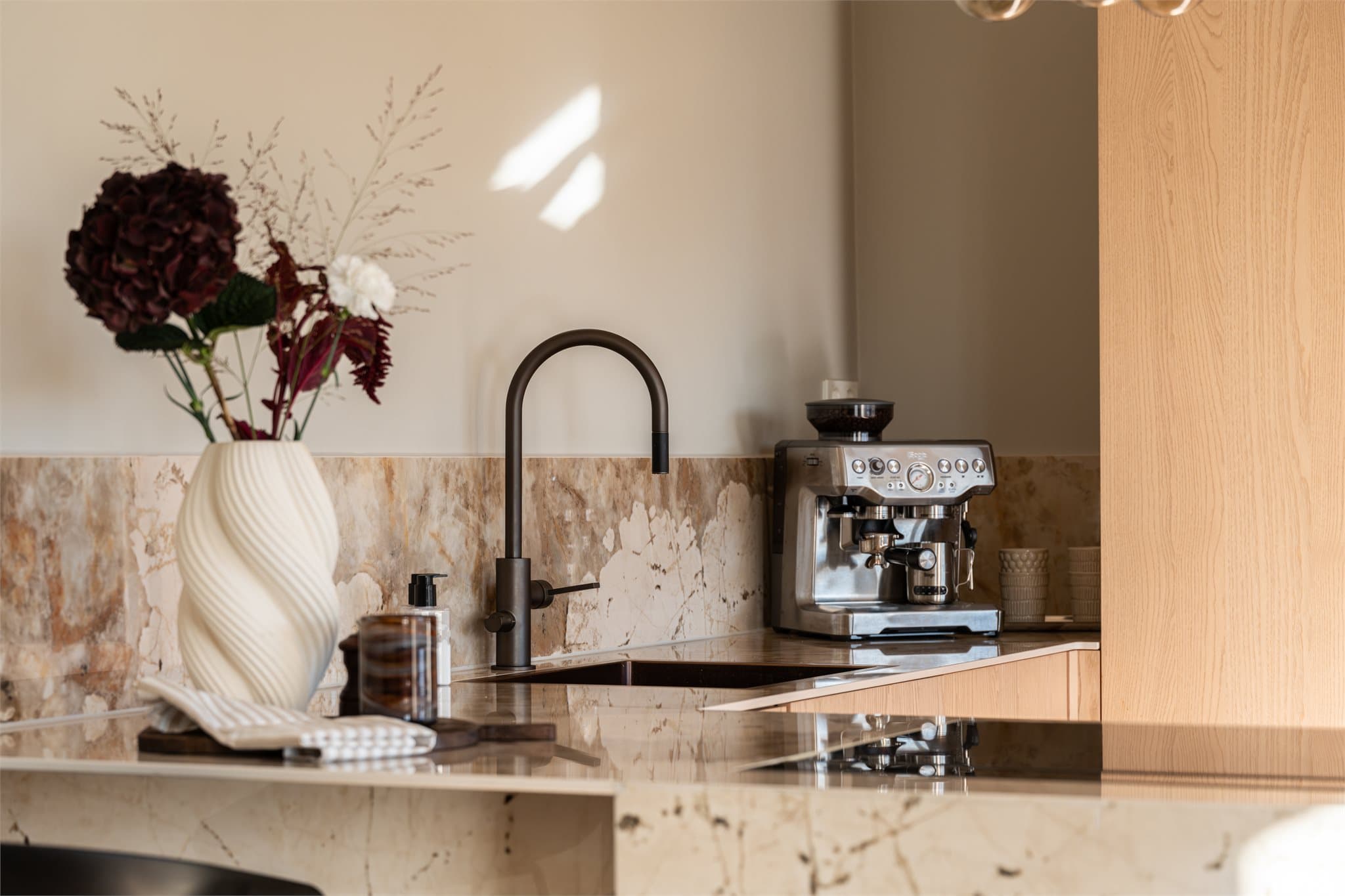 Gjennomtenkte detaljer og materialvalg av høy kvalitet preger hele kjøkkenet.