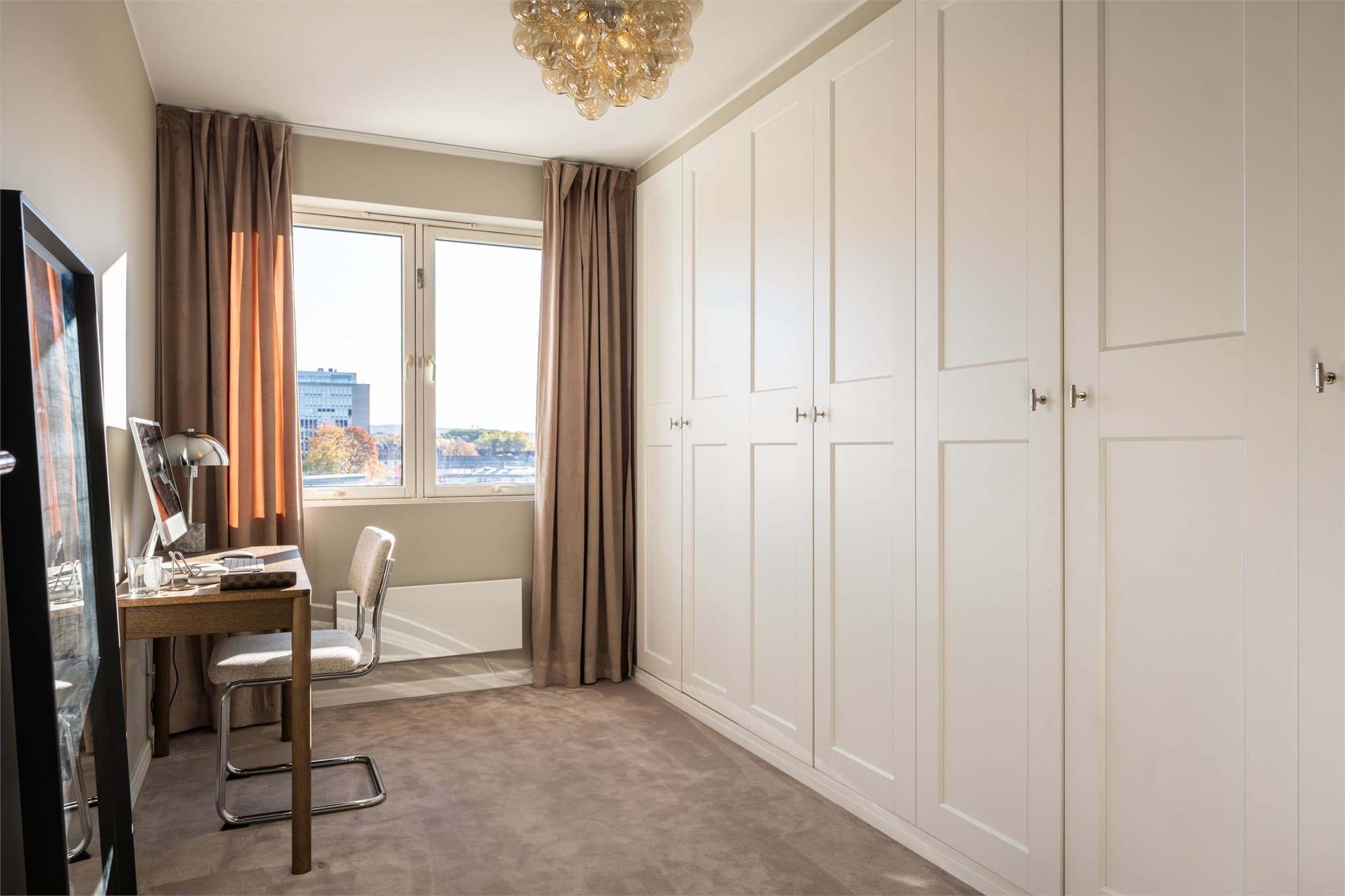 Det andre soverommet er fleksibelt og egner seg godt som kontor, gjesterom eller barnerom.