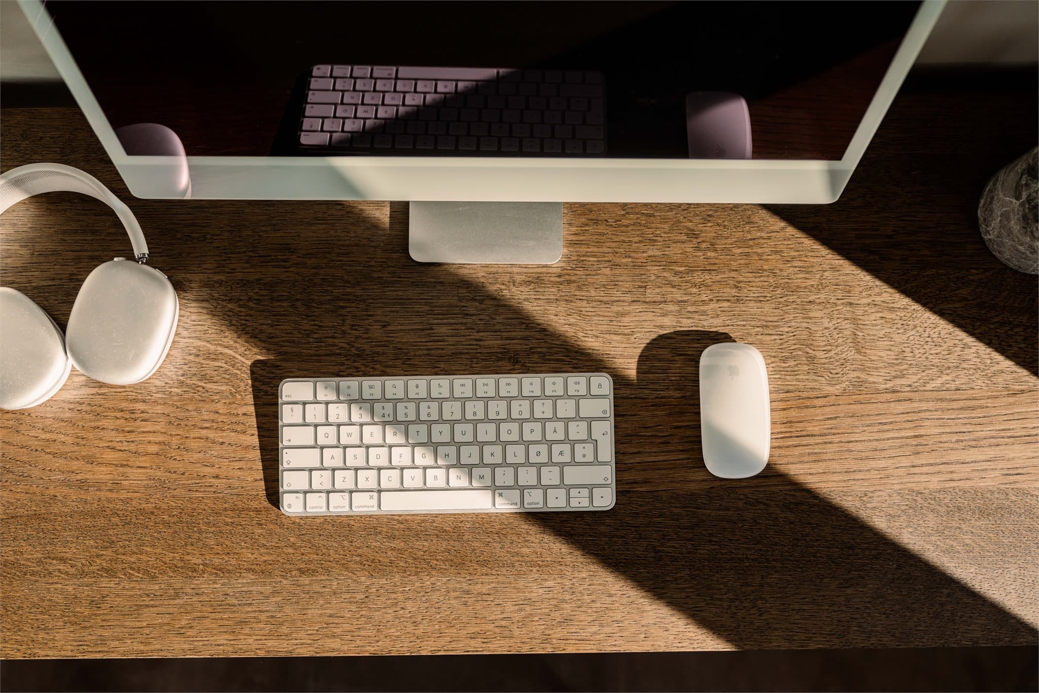 Rommet har god plass til en arbeidsstasjon for et effektivt hjemmekontor.