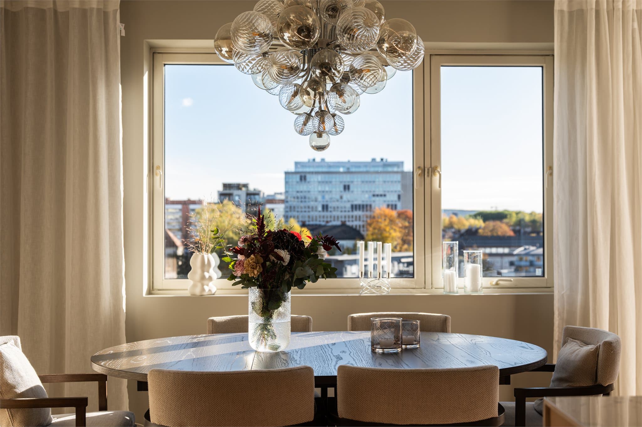 Fra spiseplassen er det et fint utsyn over nærområdet.