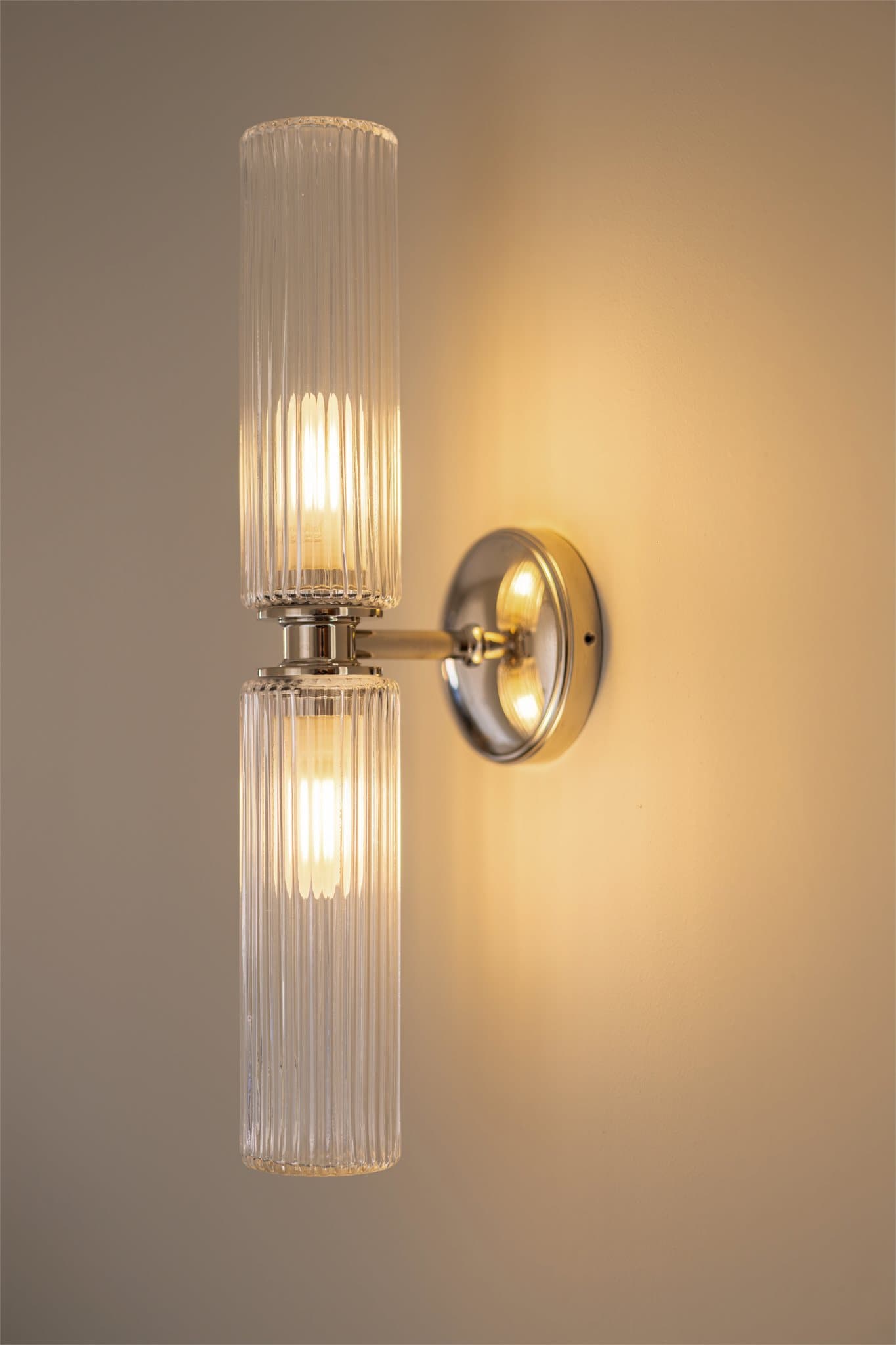 Veggmonterte lamper bidrar til en varm og stemningsfull belysning i gangen.