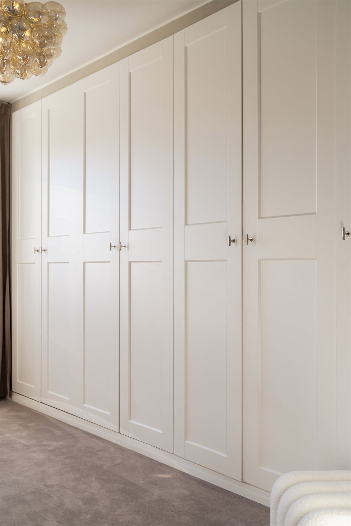 En integrert garderobeløsning langs veggen gir også her gode lagringsmuligheter.