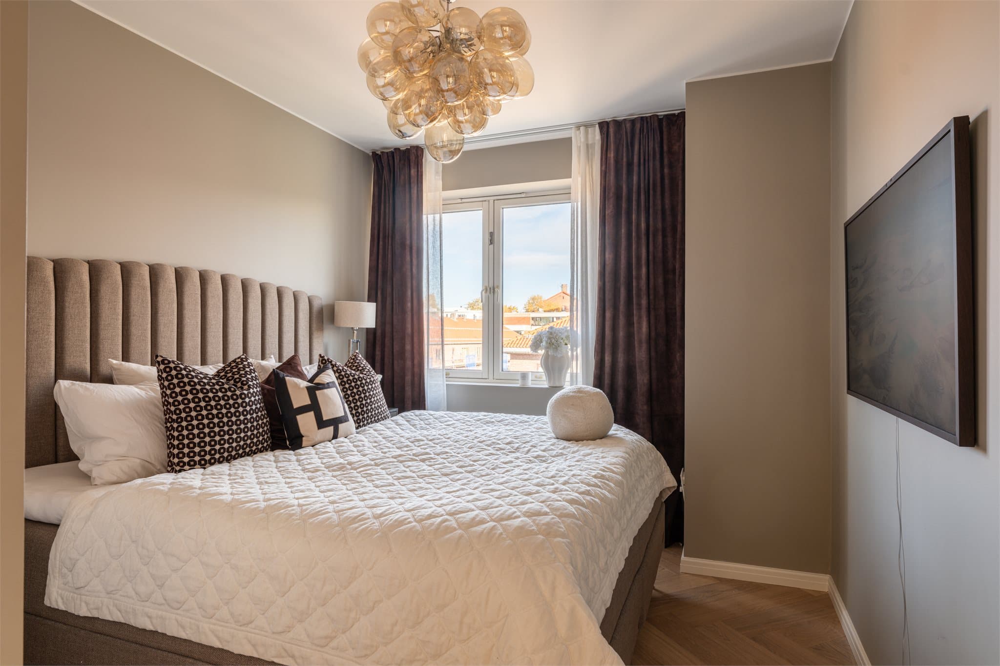 Hovedsoverommet er romslig og innbydende, med plass til dobbeltseng.